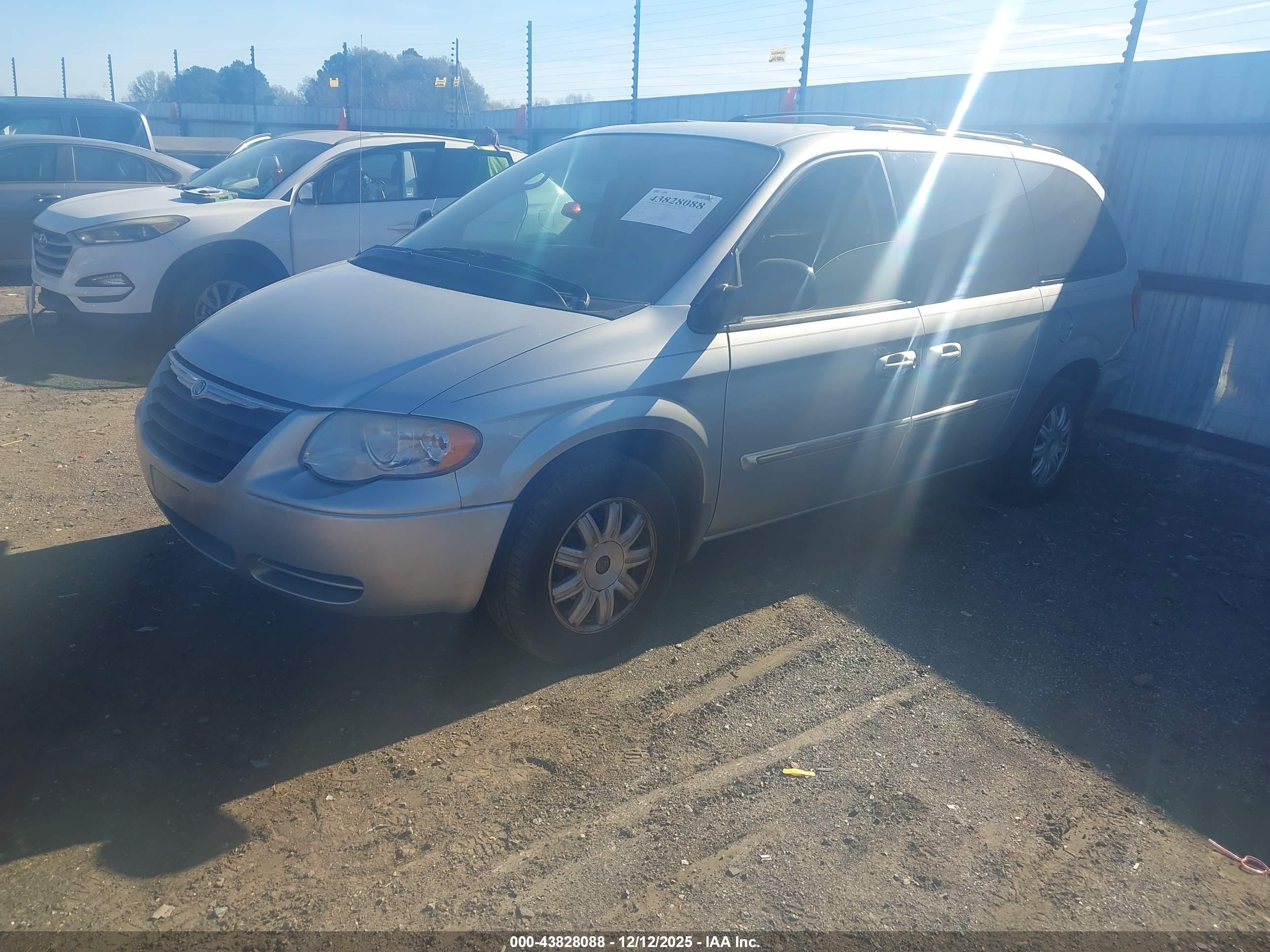 CHRYSLER TOWN image 2