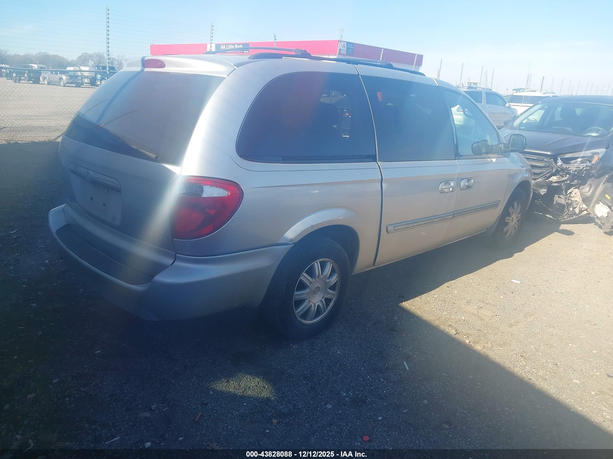 CHRYSLER TOWN image 4