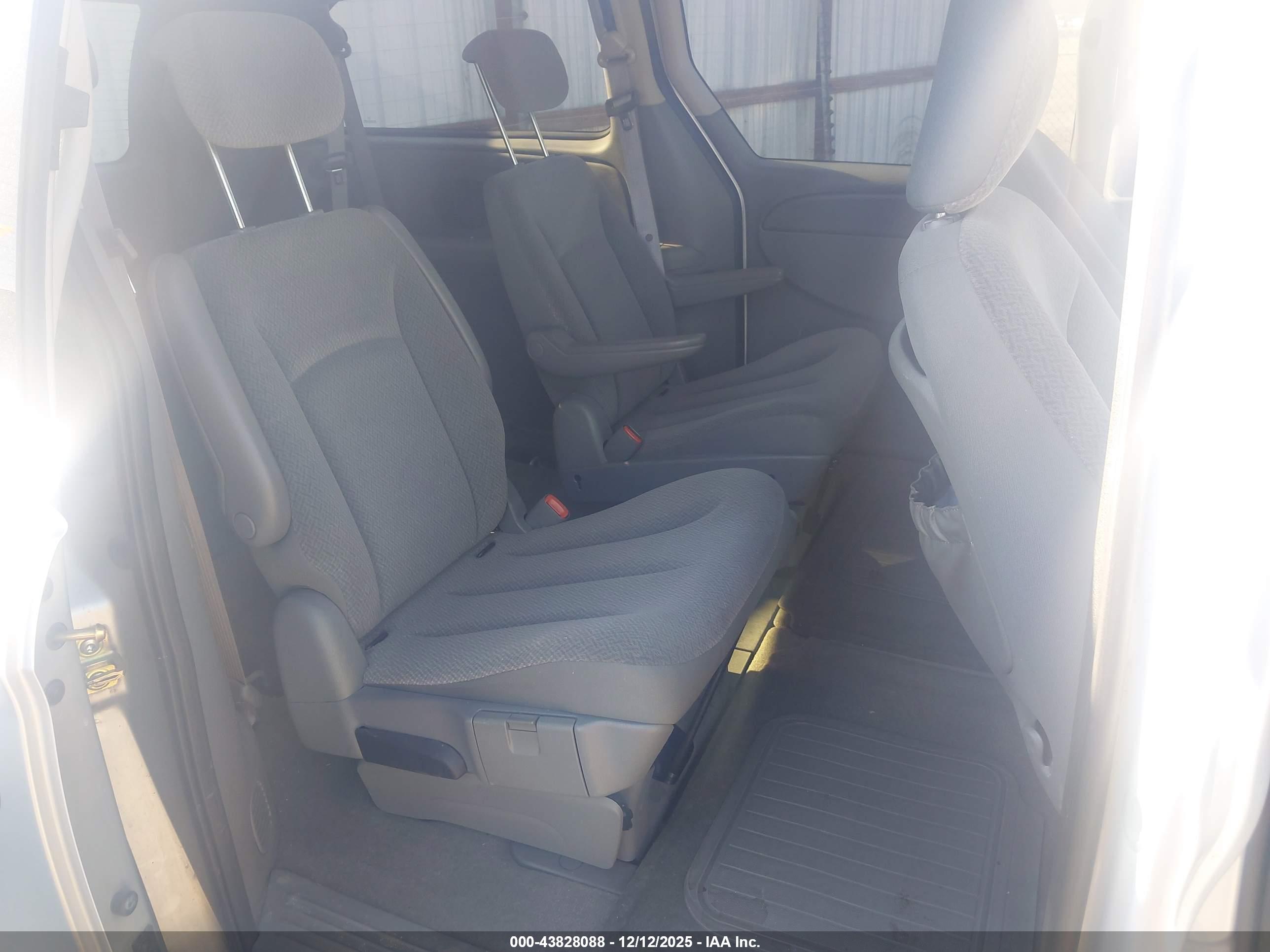 CHRYSLER TOWN image 8