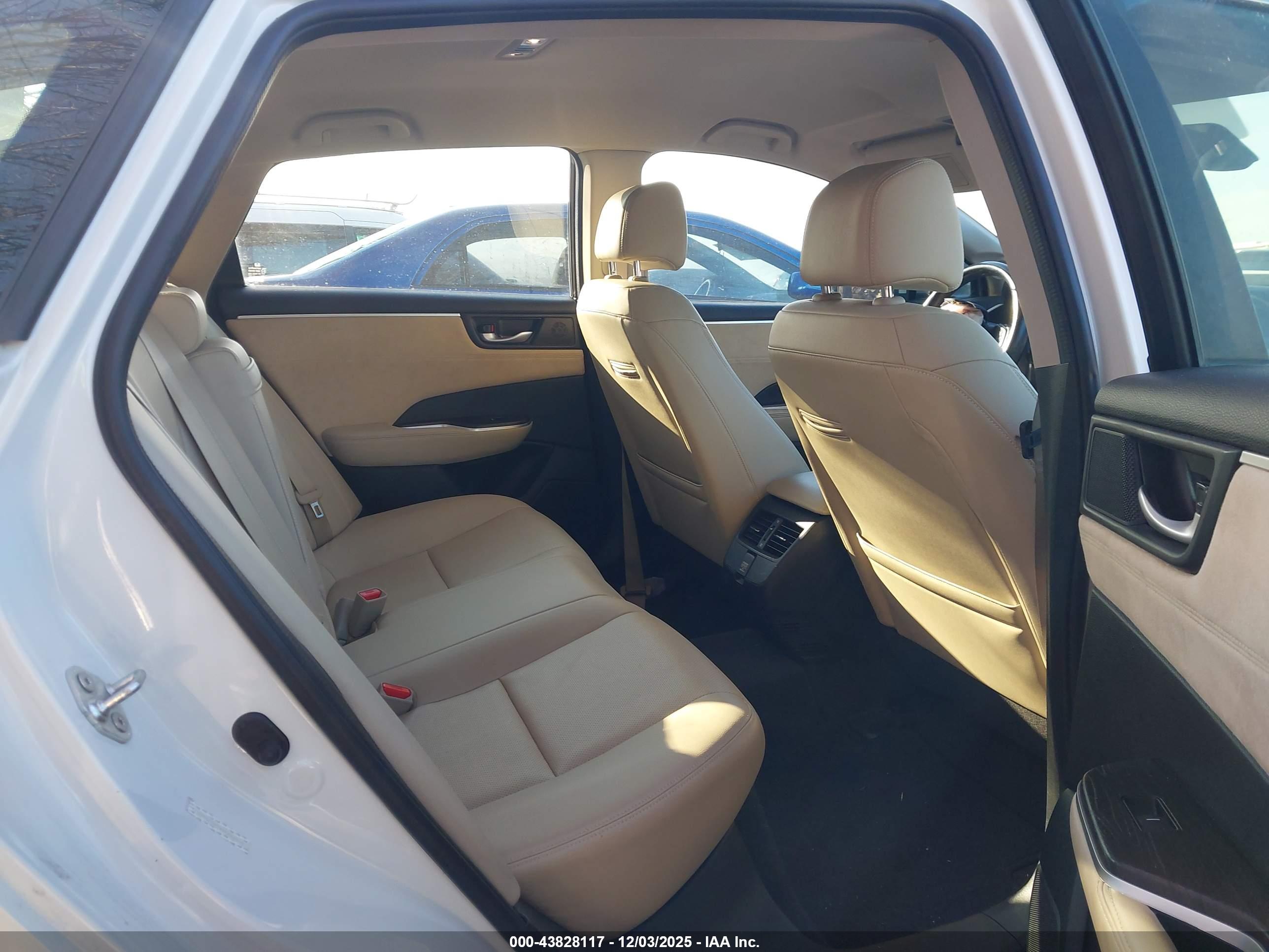 HONDA CLARITY image 8