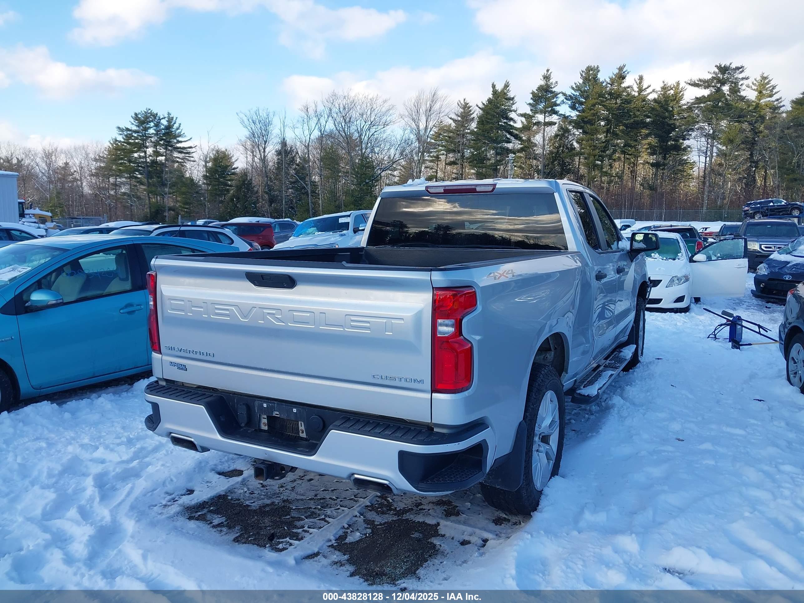 CHEVROLET SILVERADO image 4