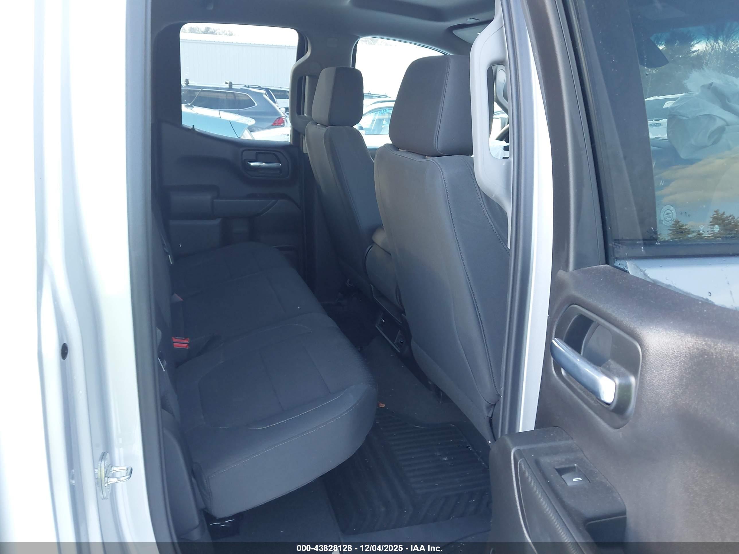 CHEVROLET SILVERADO image 8