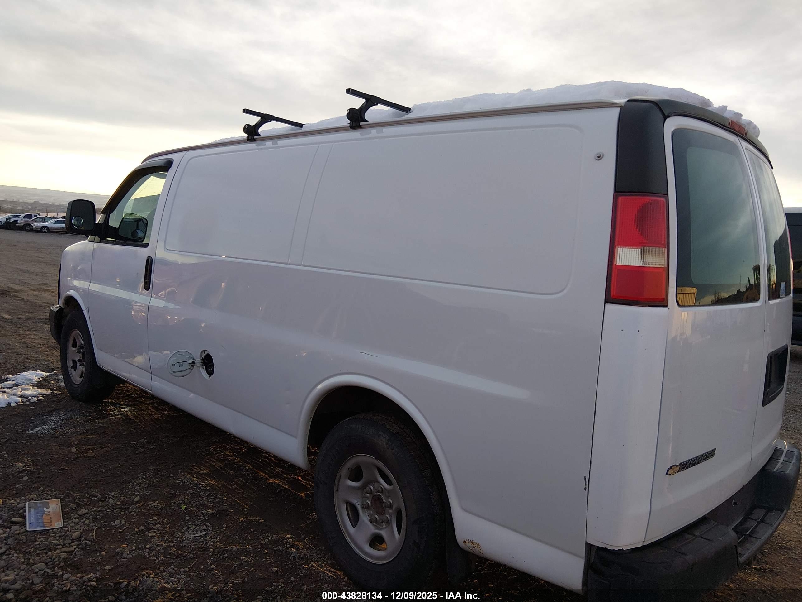 CHEVROLET EXPRESS image 3