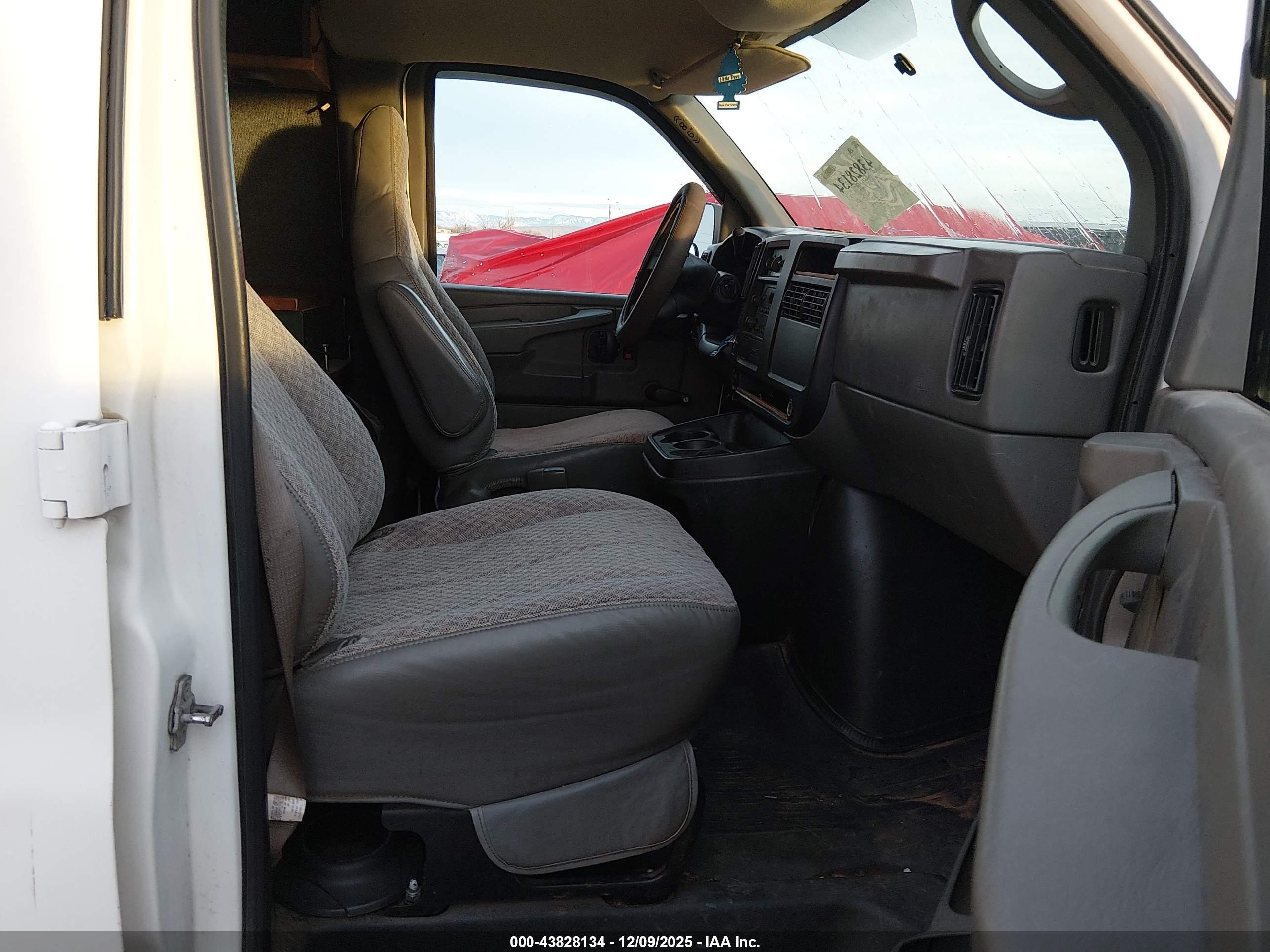 CHEVROLET EXPRESS image 5
