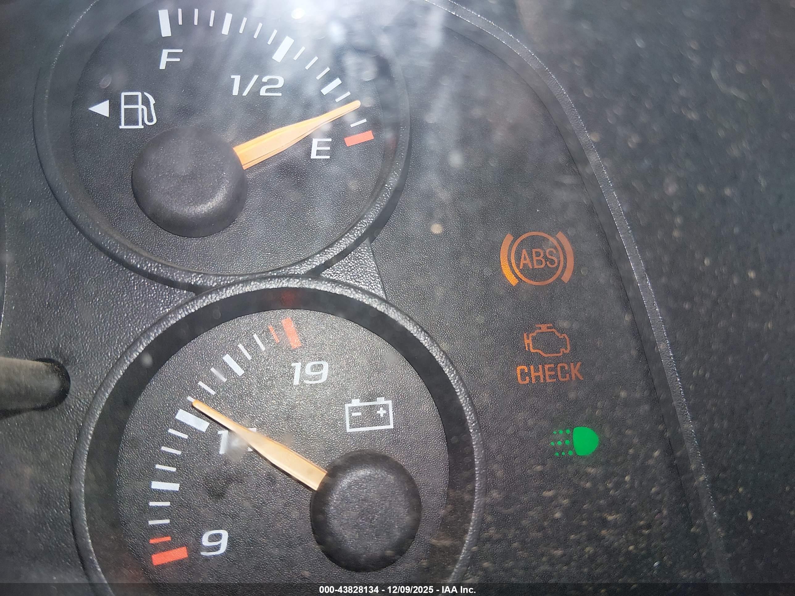 CHEVROLET EXPRESS image 6
