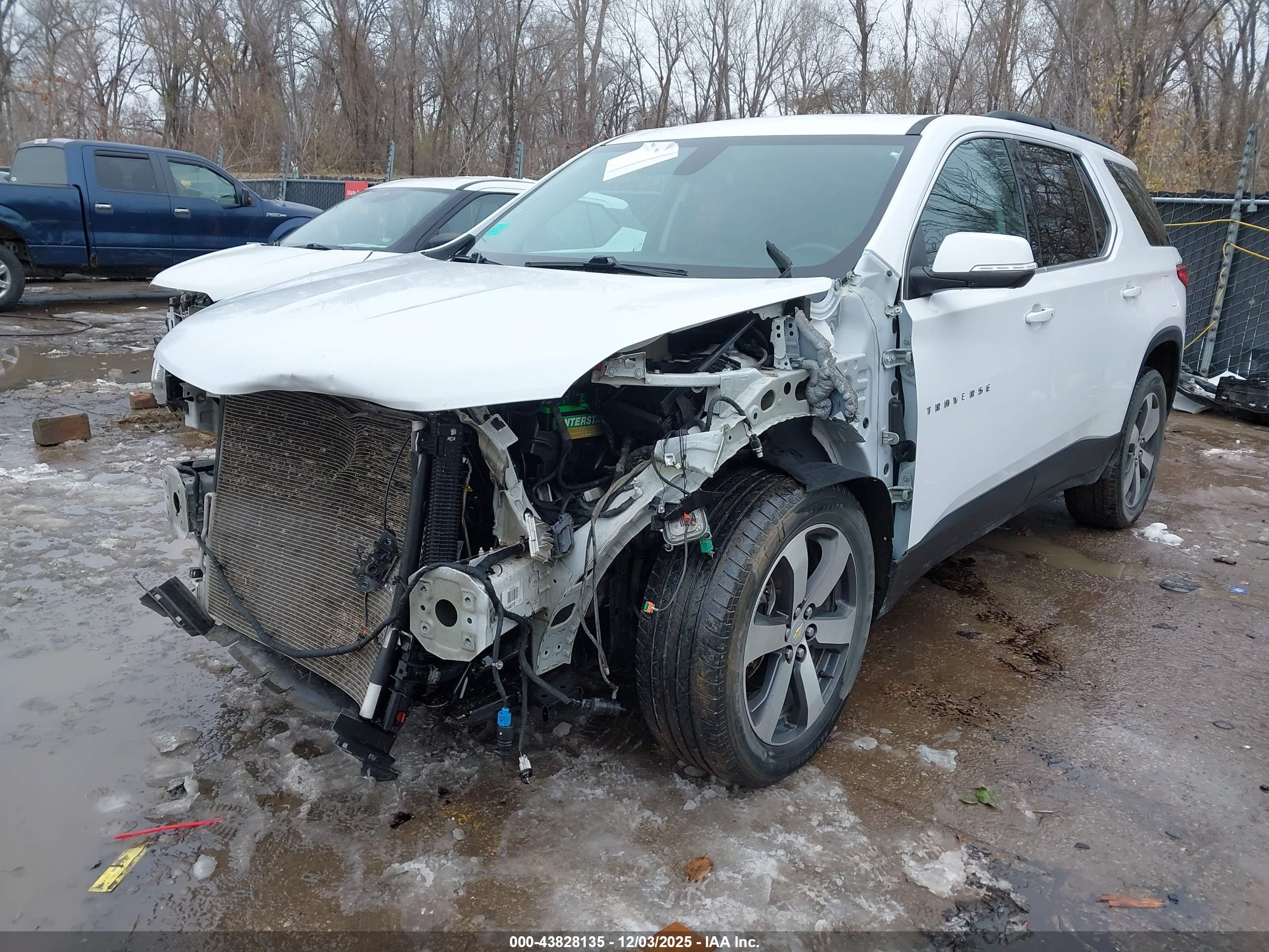 CHEVROLET TRAVERSE image 2