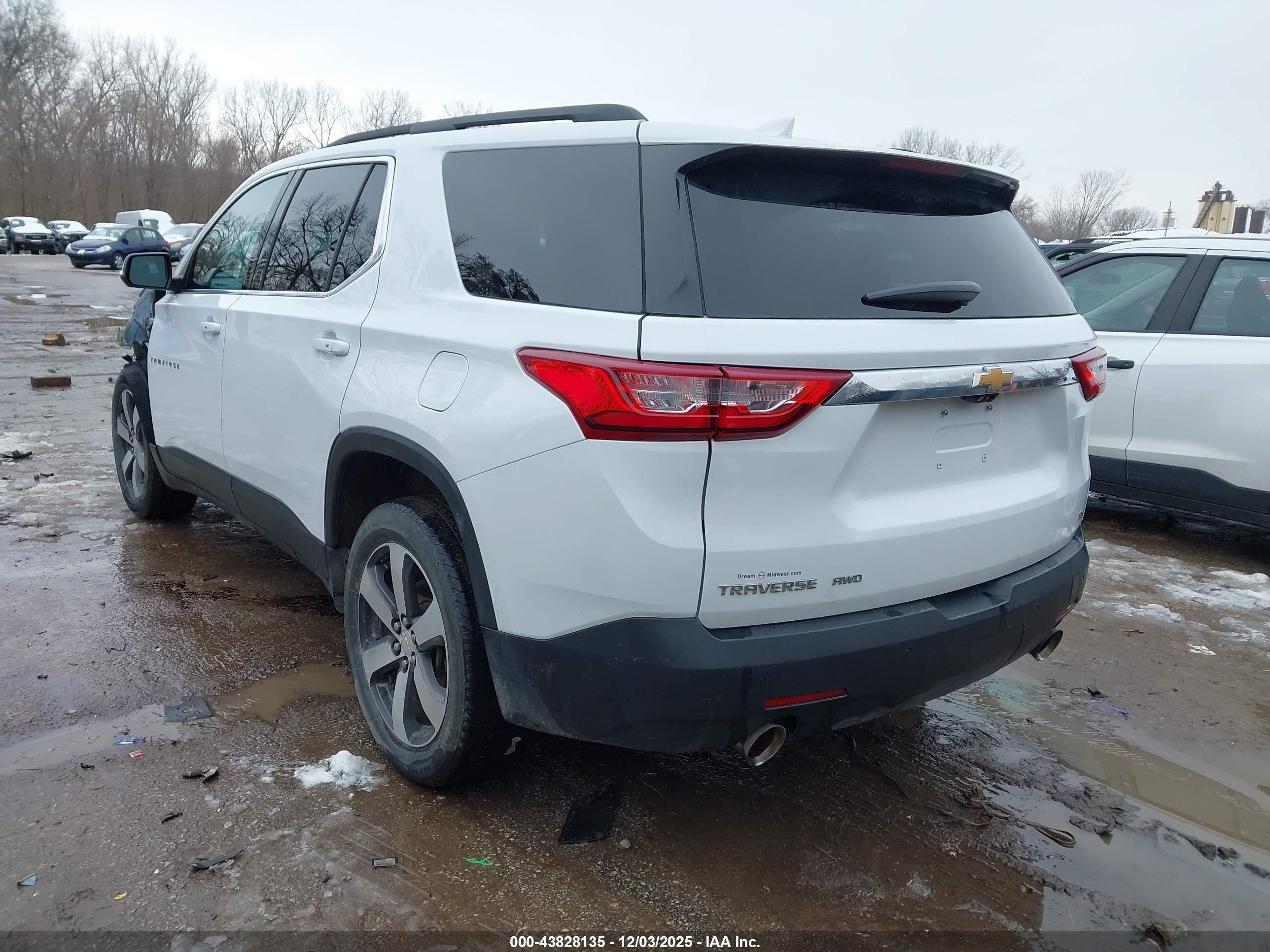 CHEVROLET TRAVERSE image 3