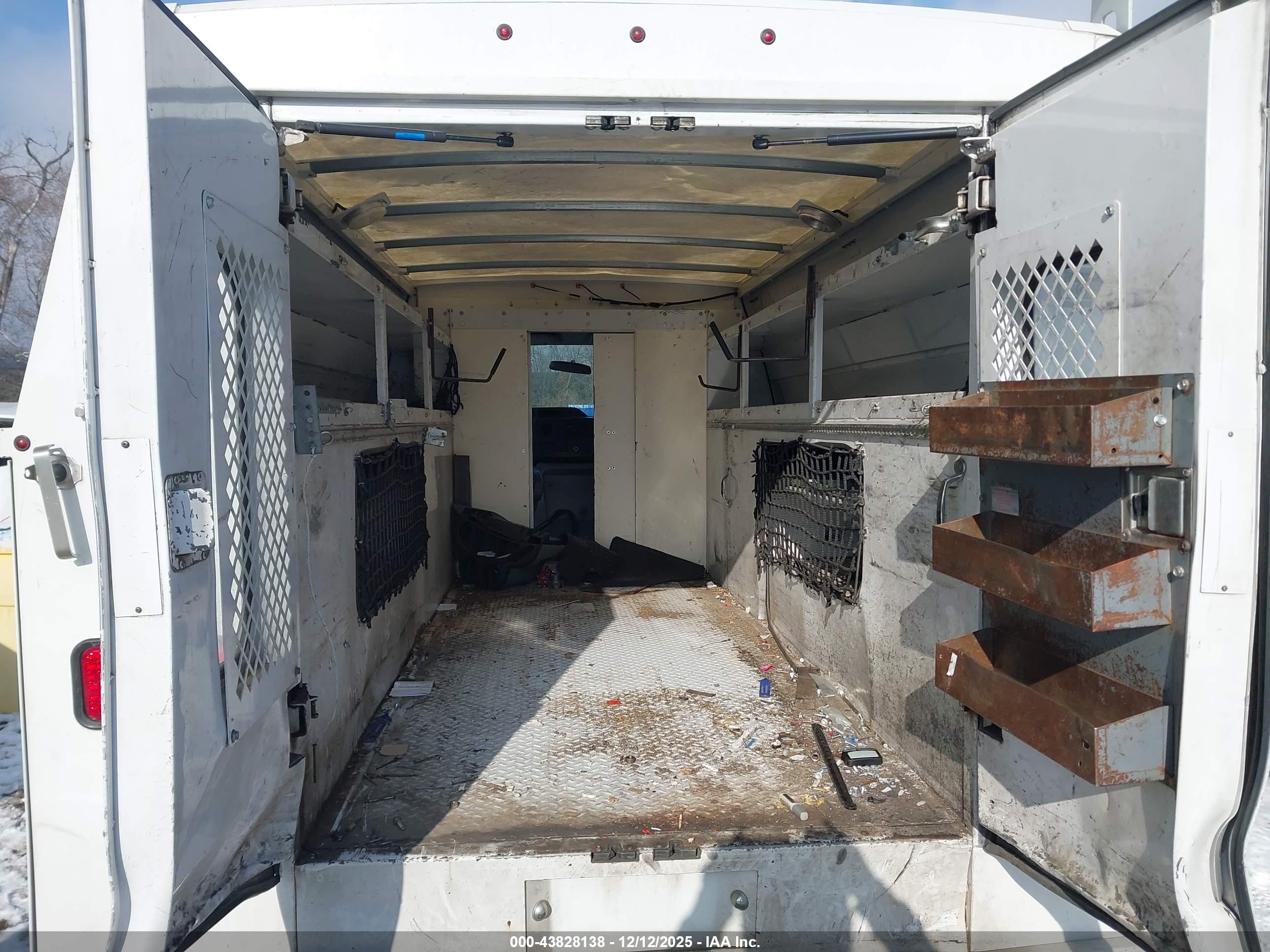 FORD E-350 image 7