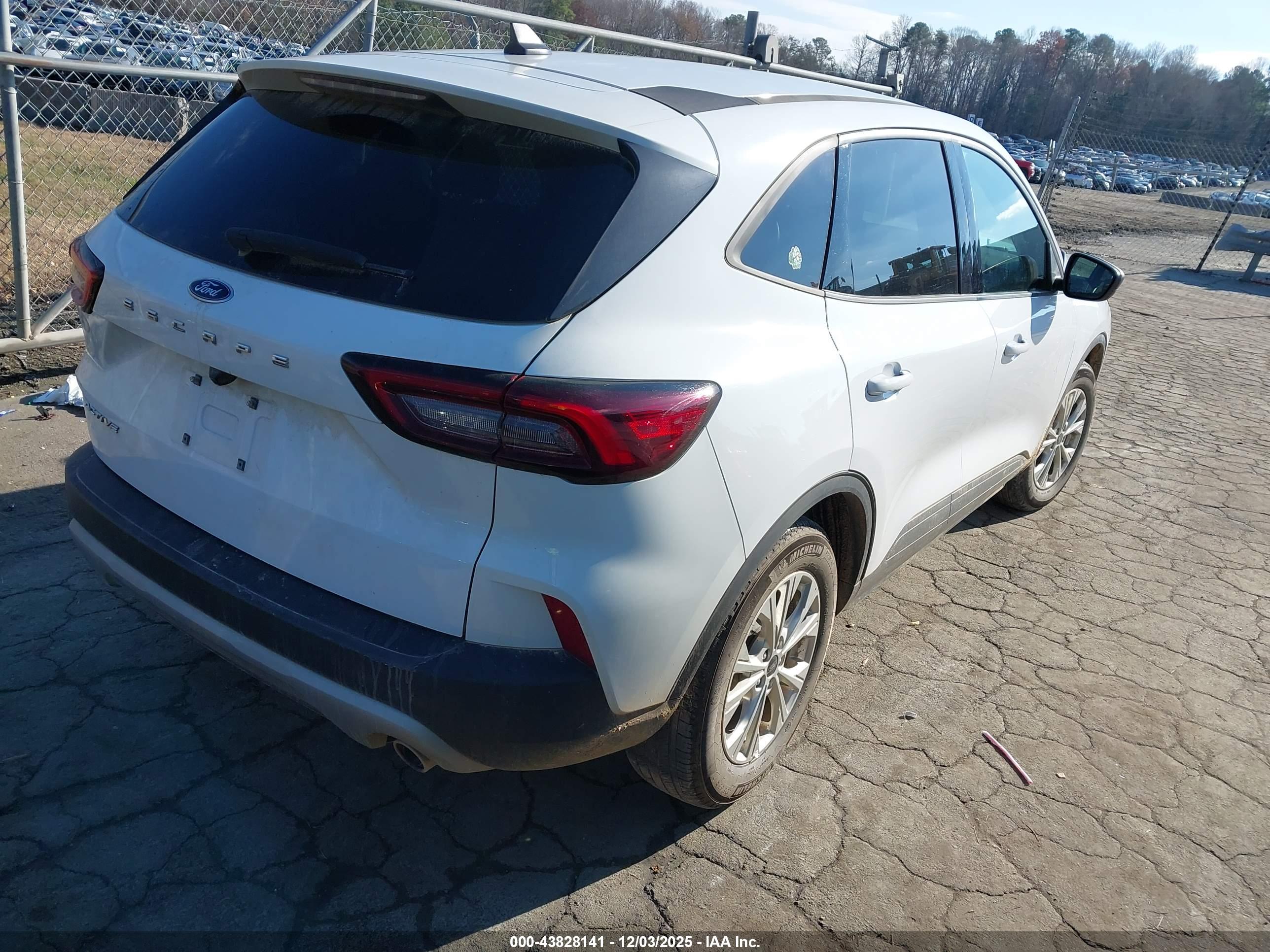 FORD ESCAPE image 4