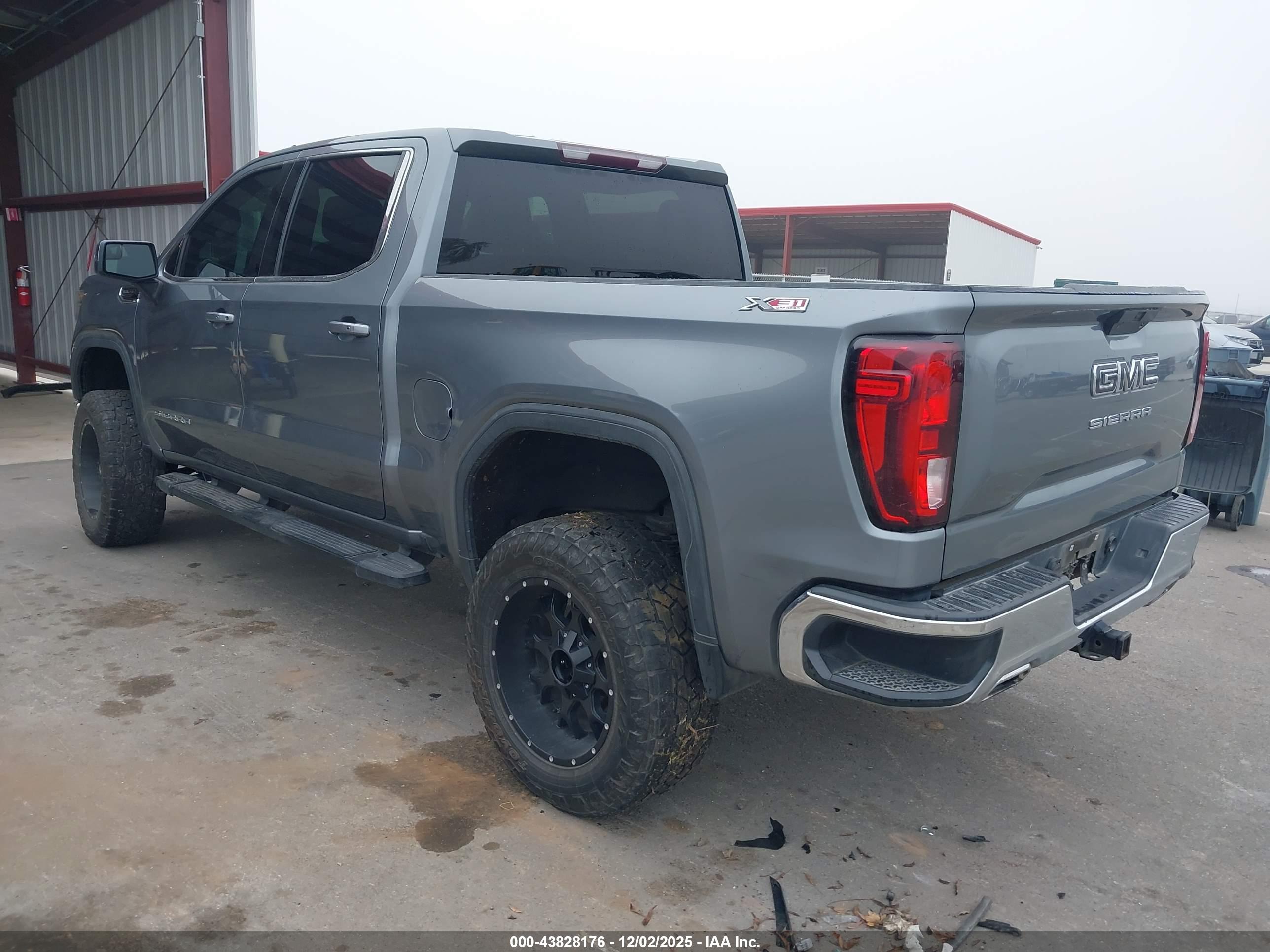 GMC SIERRA image 3