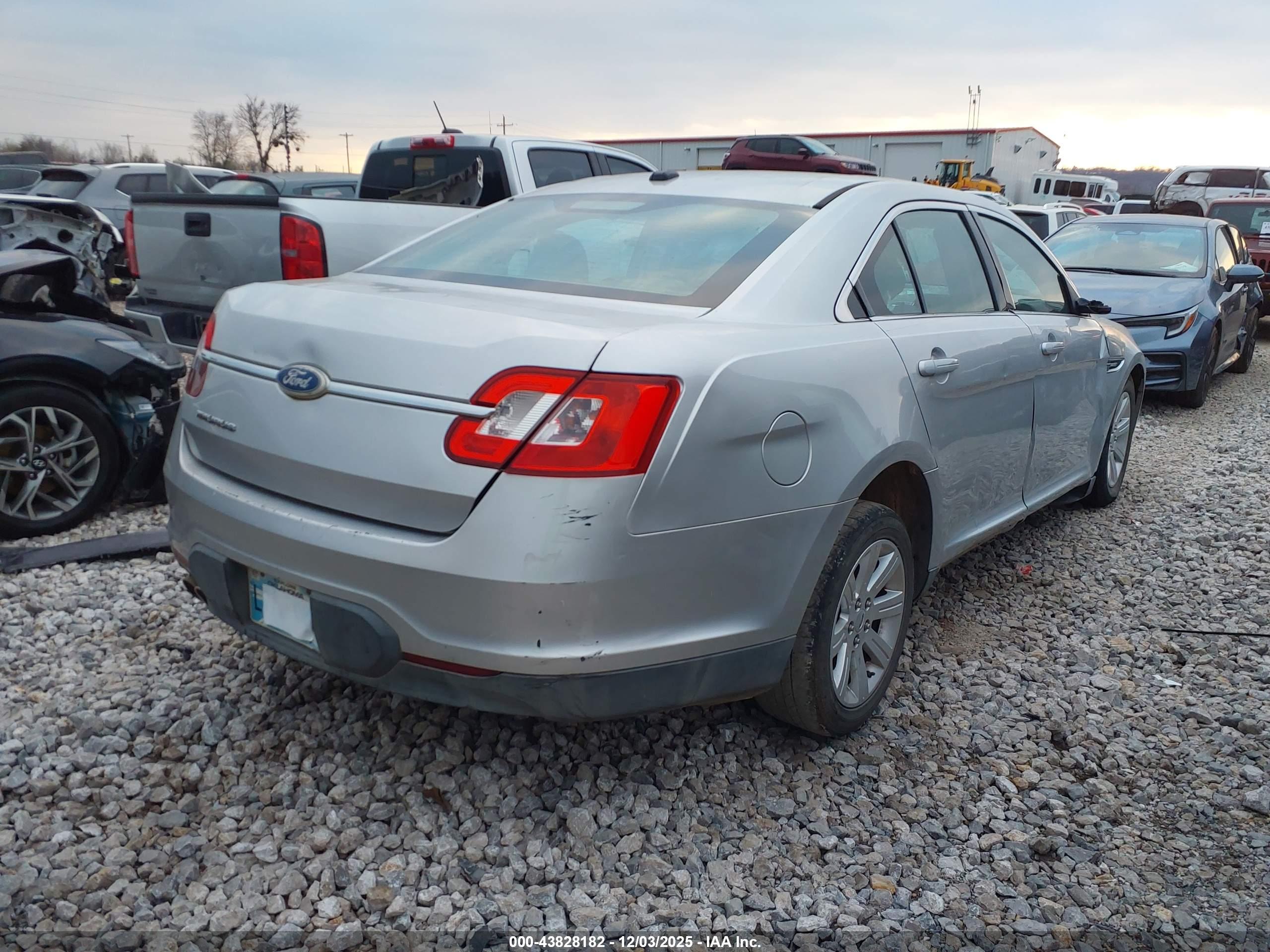 FORD TAURUS image 4