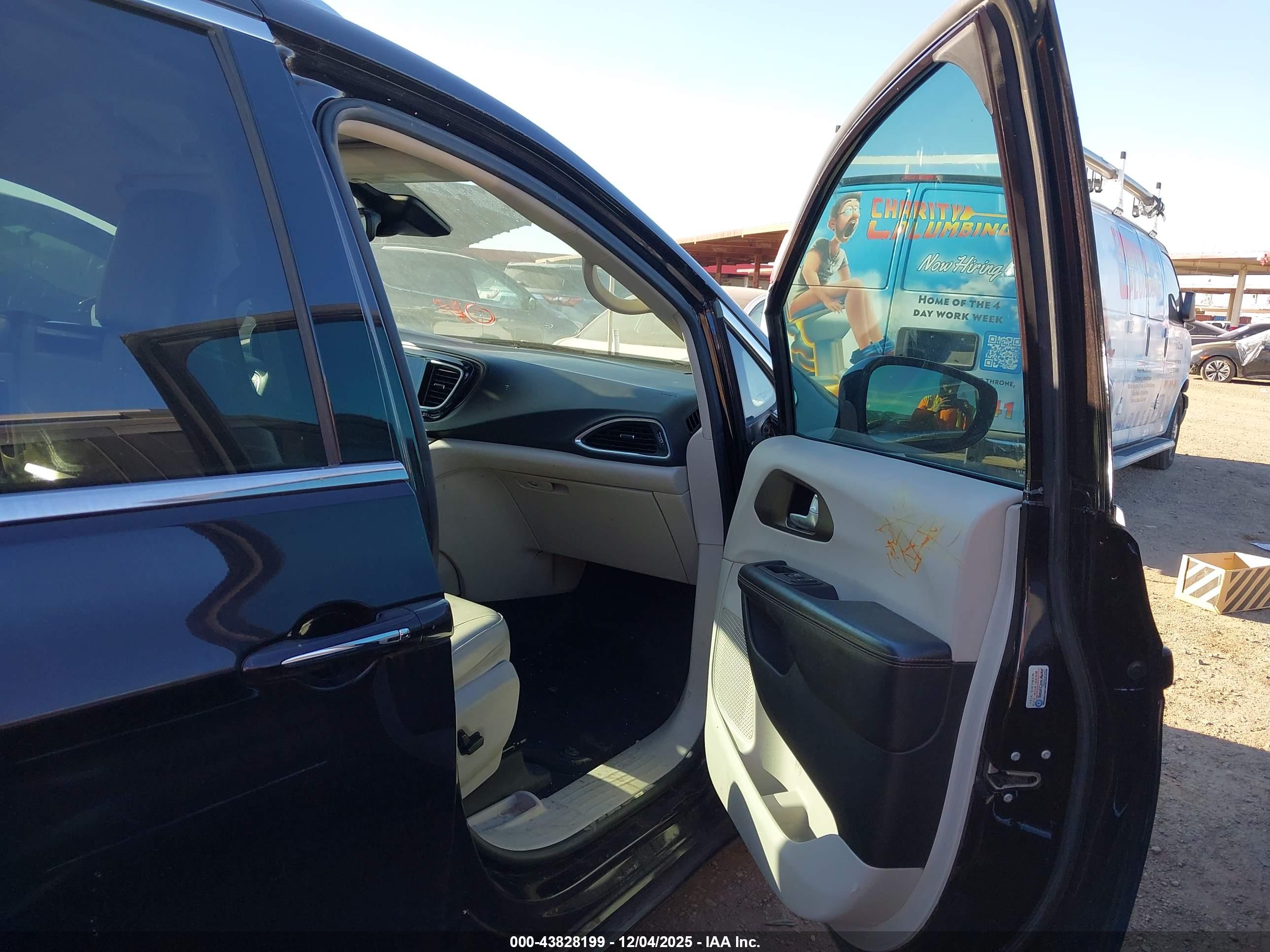 CHRYSLER PACIFICA image 5