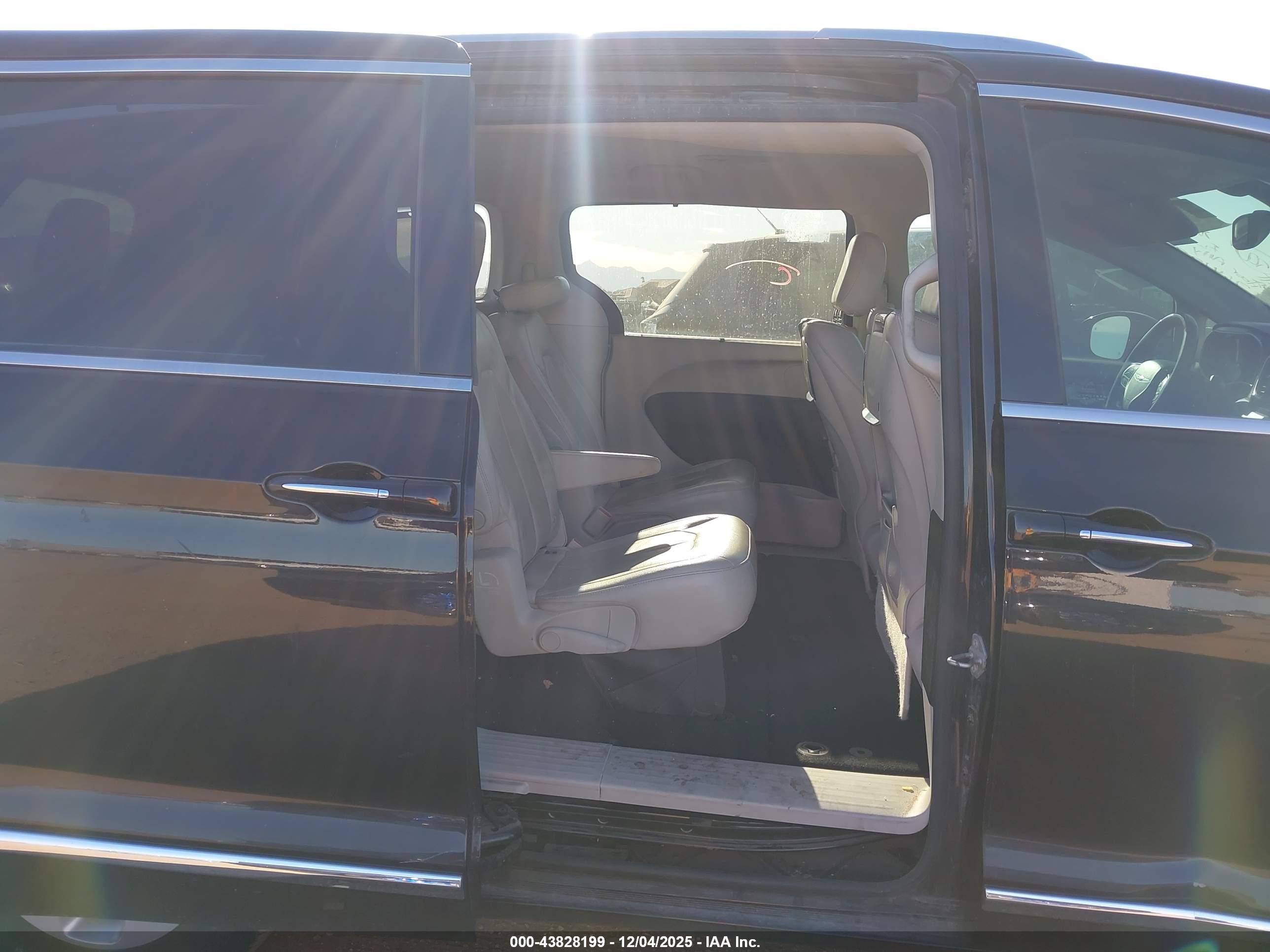 CHRYSLER PACIFICA image 8