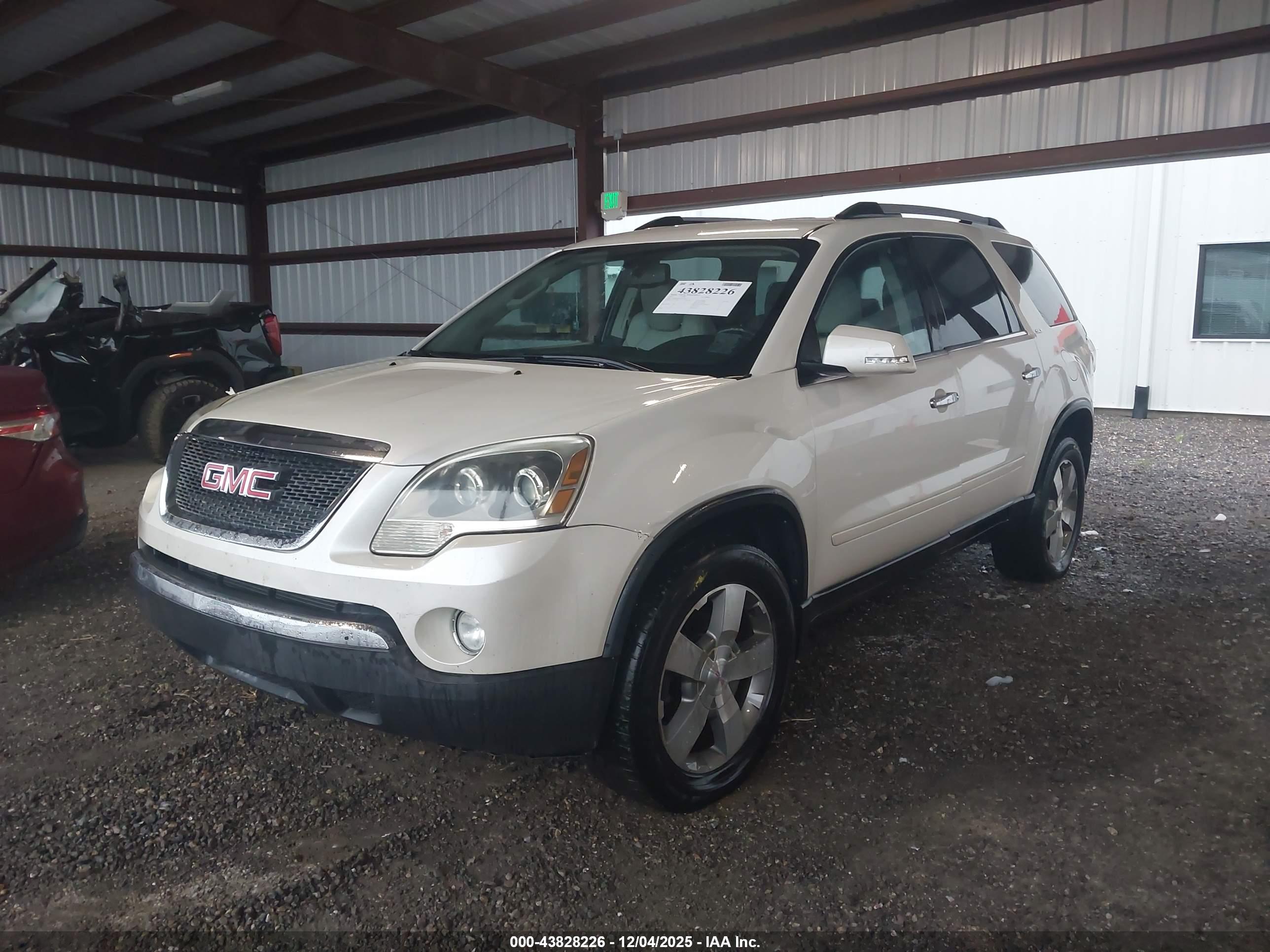 GMC ACADIA image 2