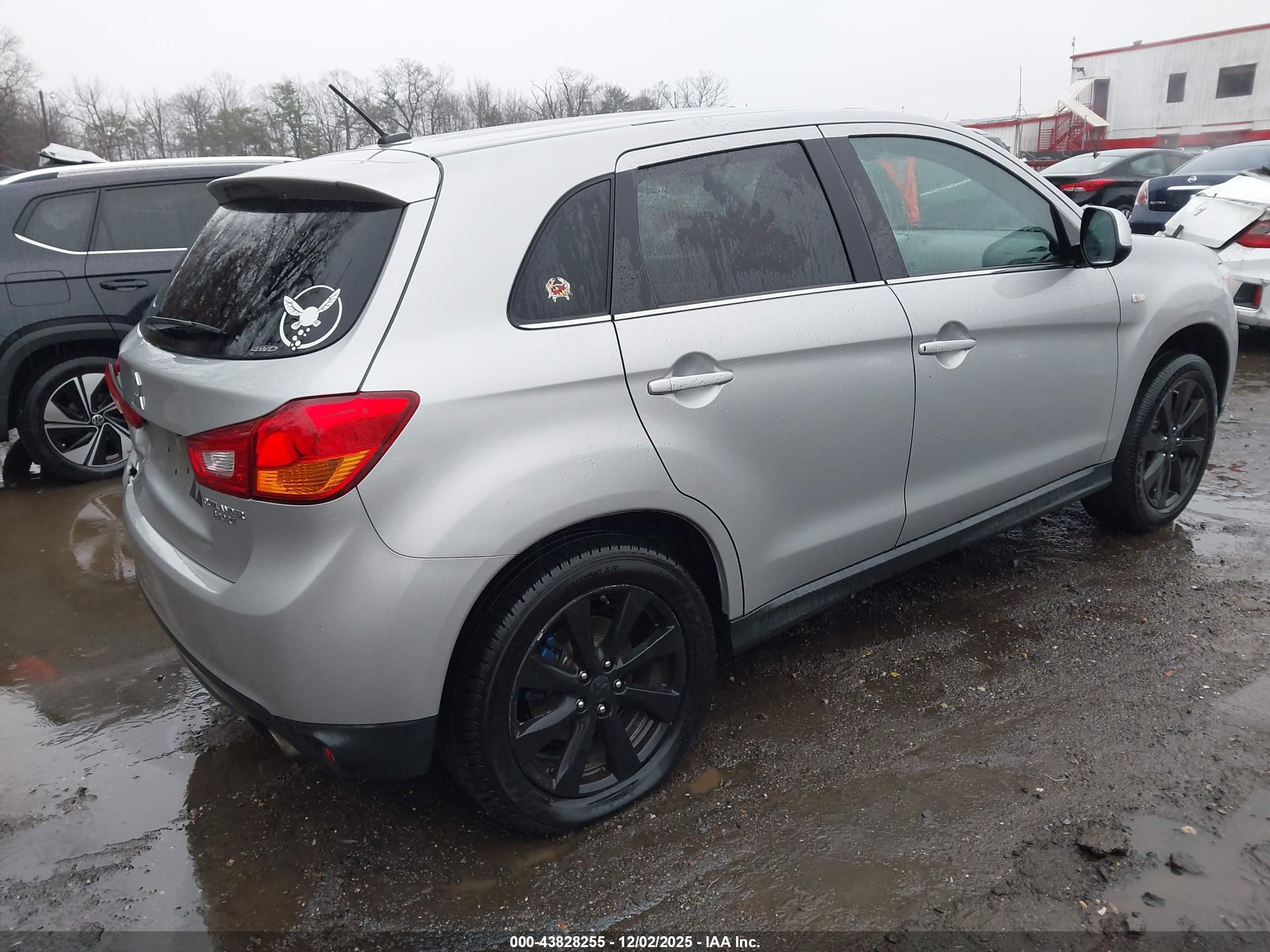 MITSUBISHI OUTLANDER image 4