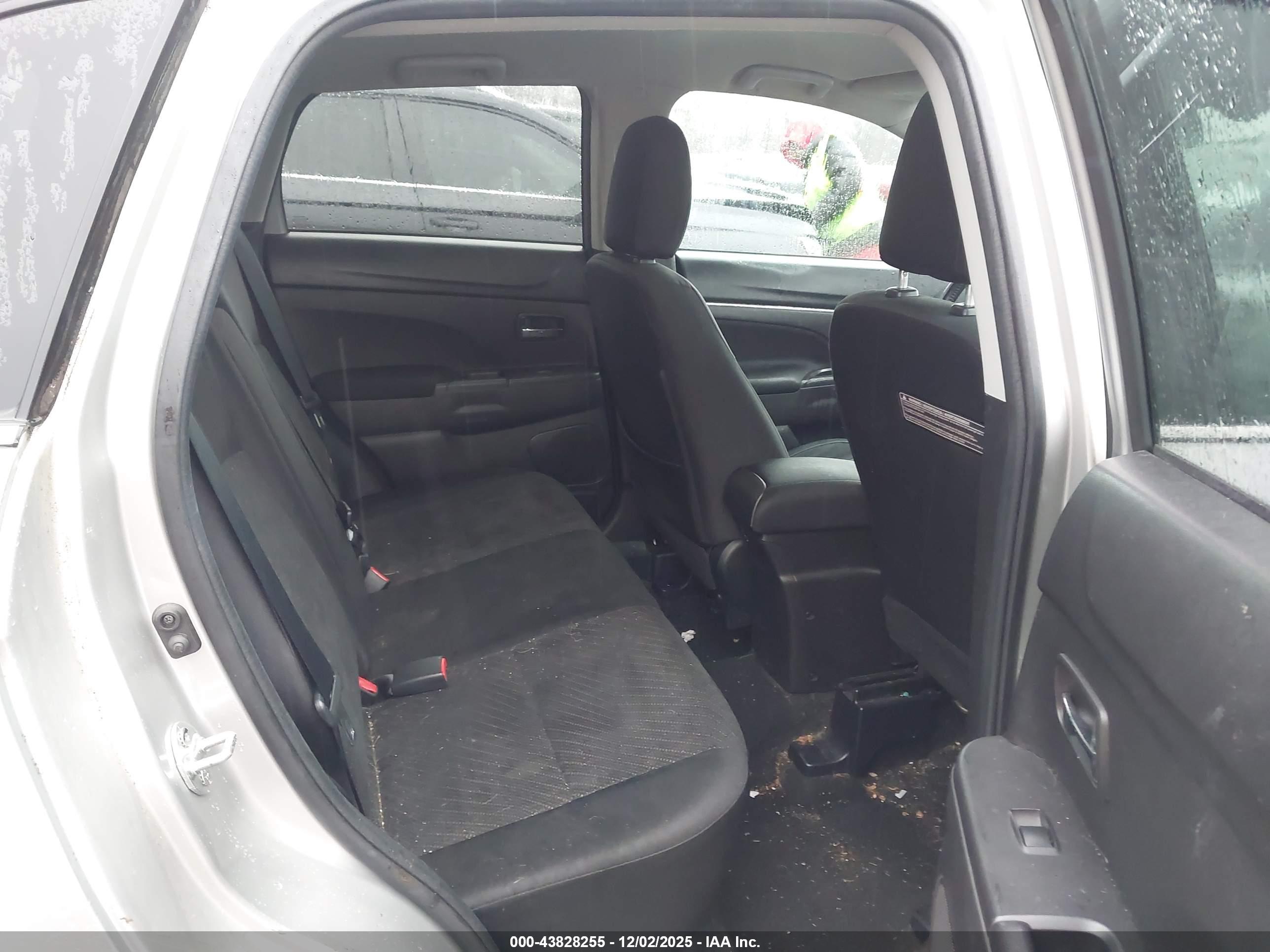 MITSUBISHI OUTLANDER image 8
