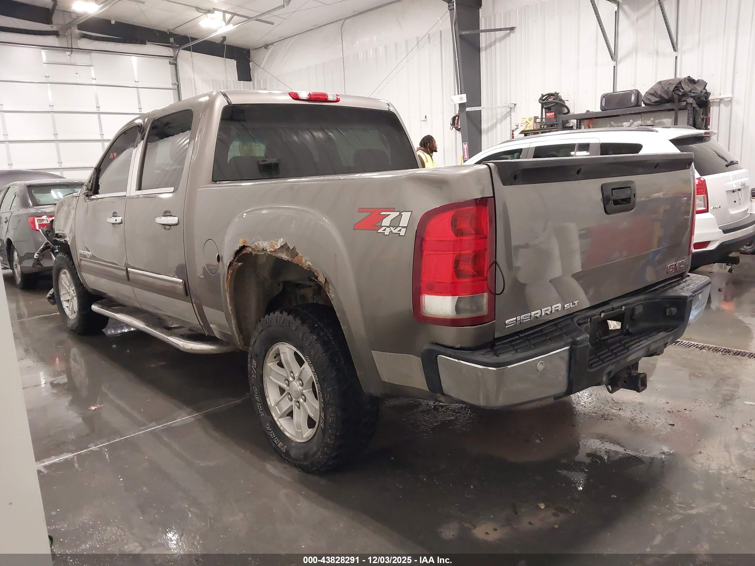 GMC SIERRA image 3