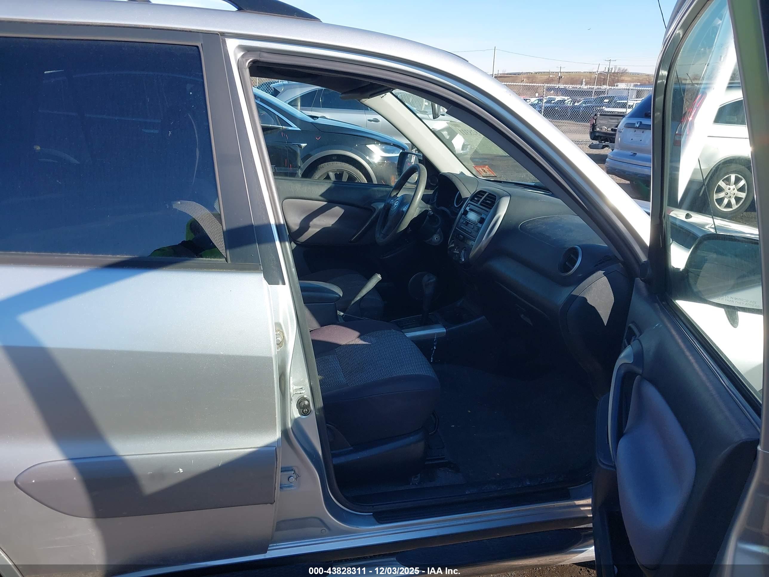 TOYOTA RAV4 image 5