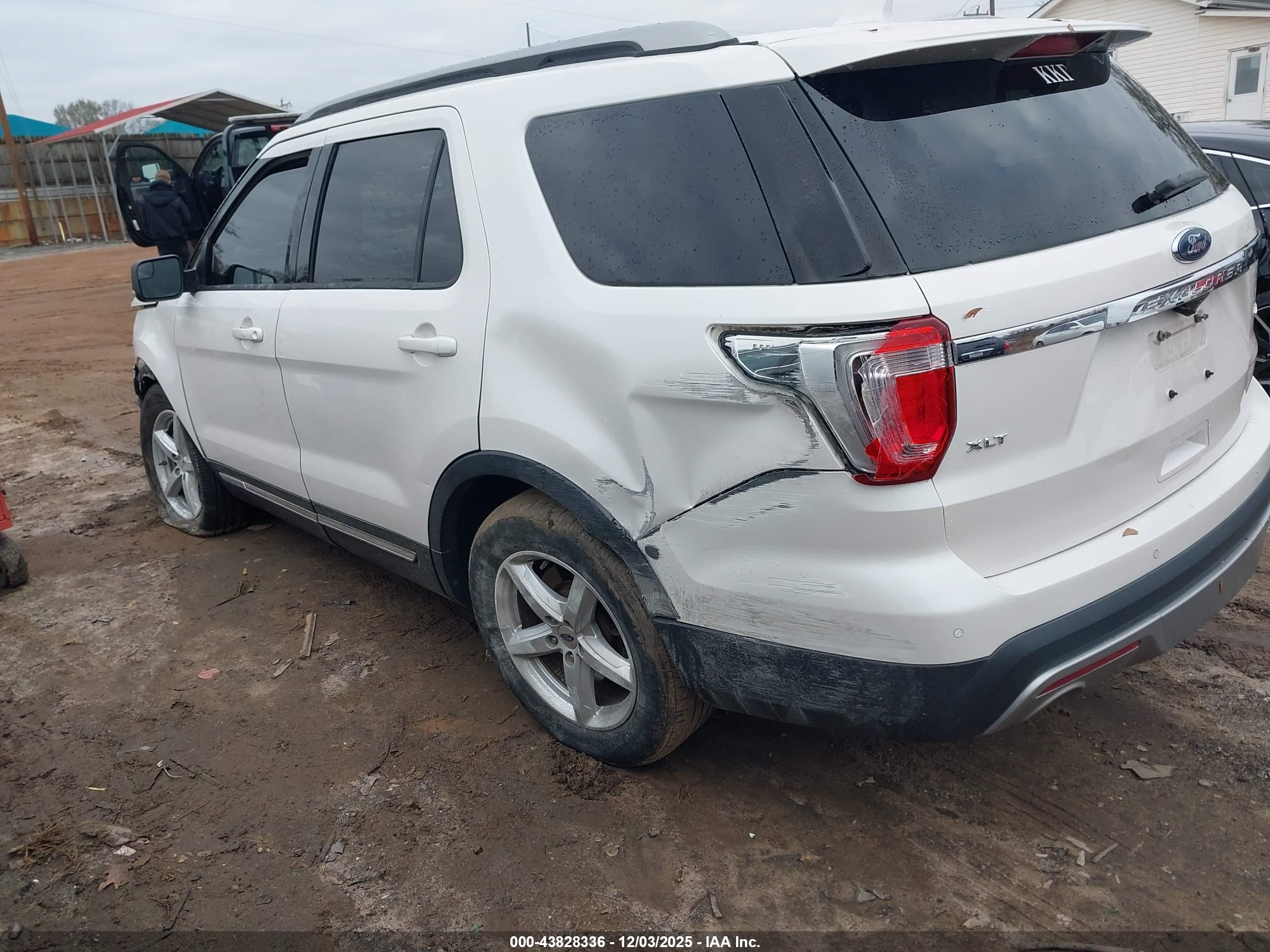 FORD EXPLORER image 3