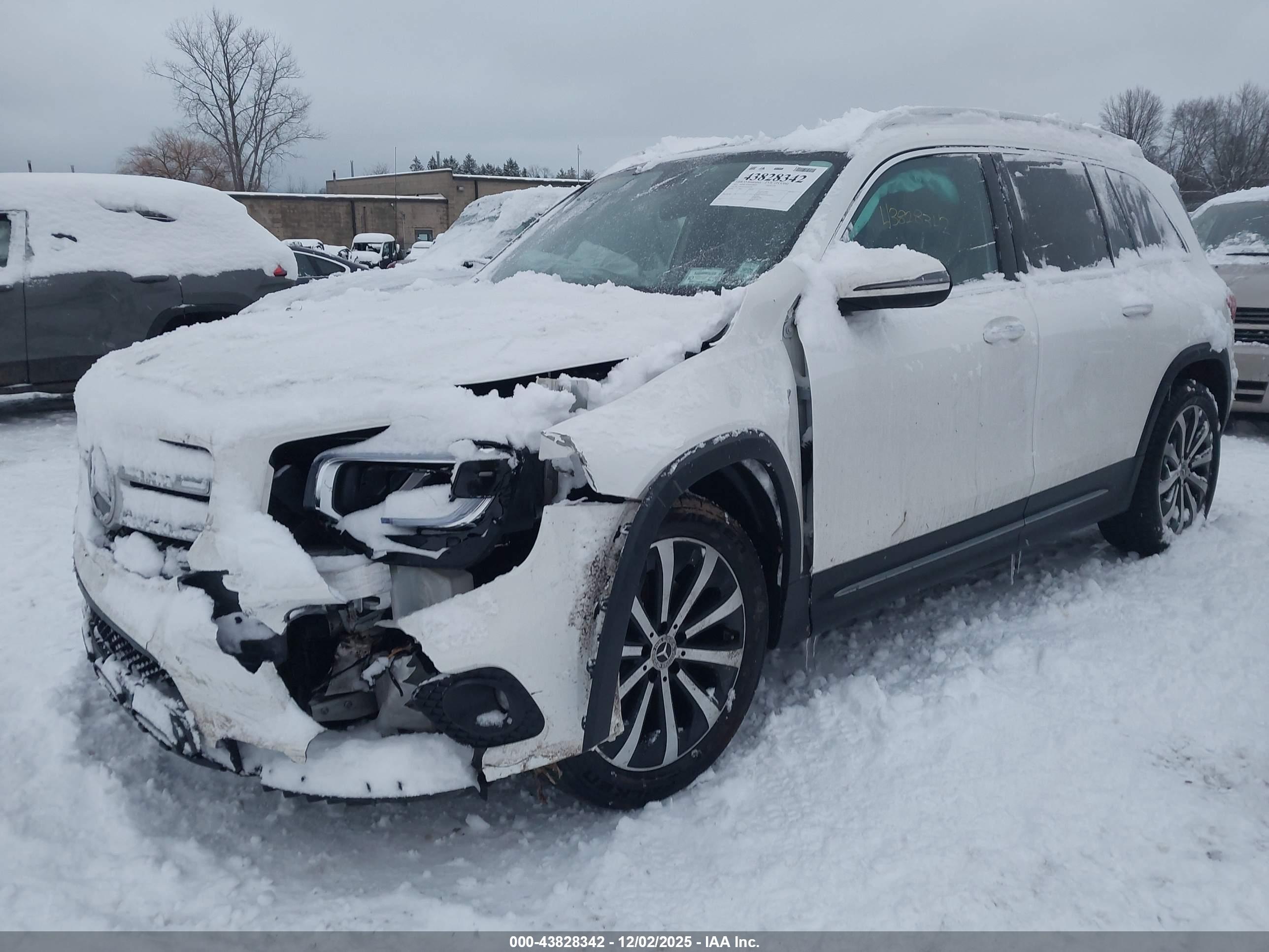 MERCEDES-BENZ GLB image 2
