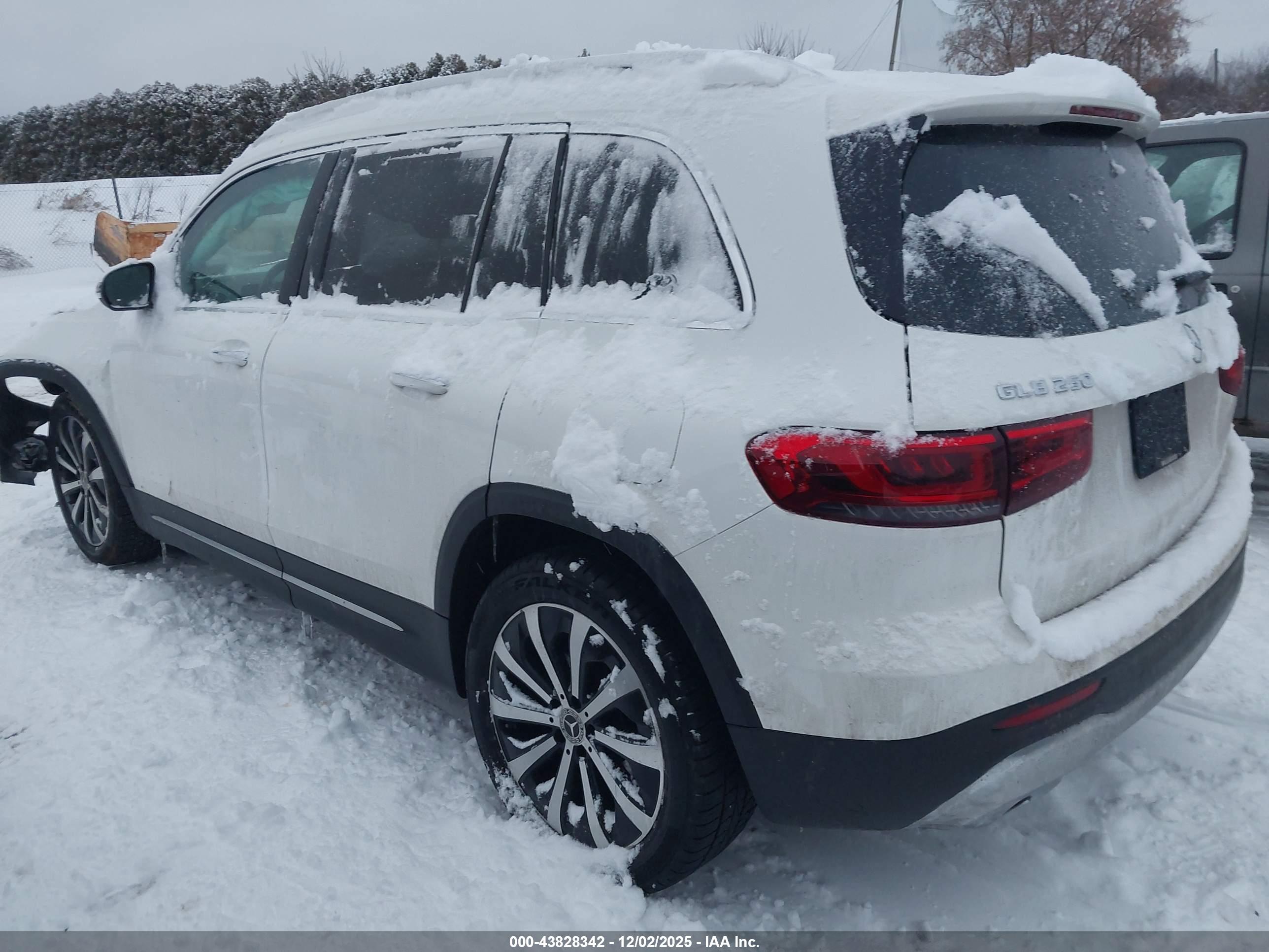 MERCEDES-BENZ GLB image 3