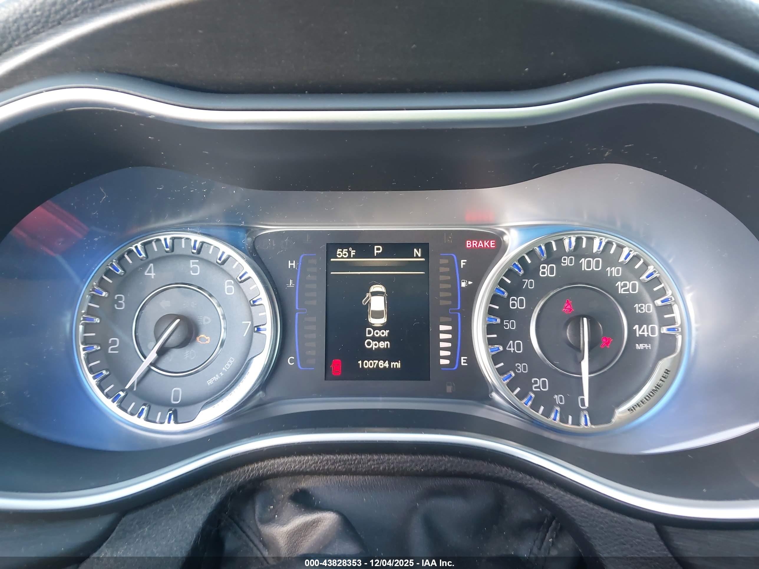 CHRYSLER 200 image 7