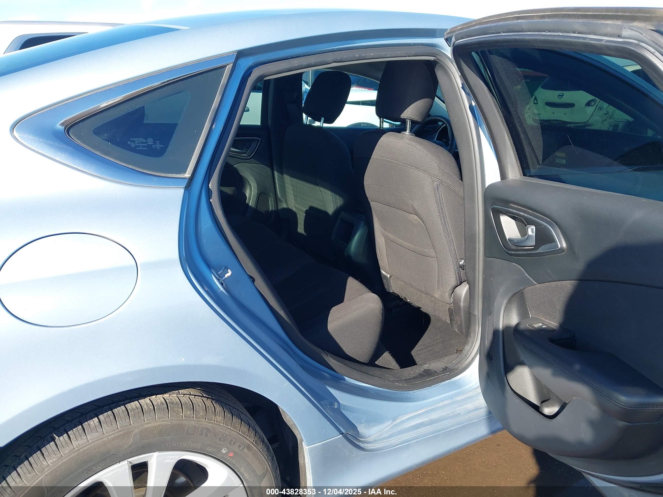 CHRYSLER 200 image 8