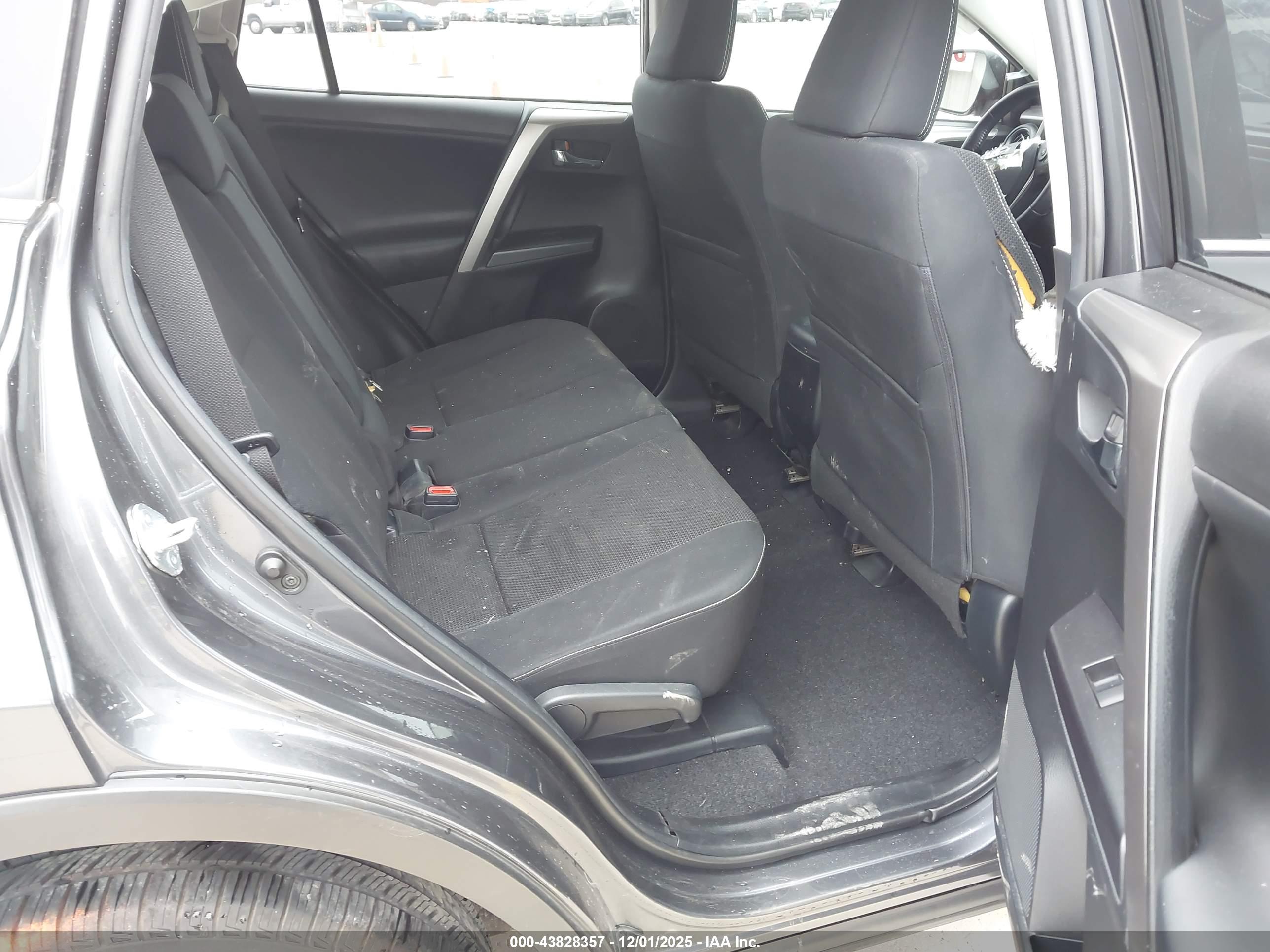 TOYOTA RAV4 image 8