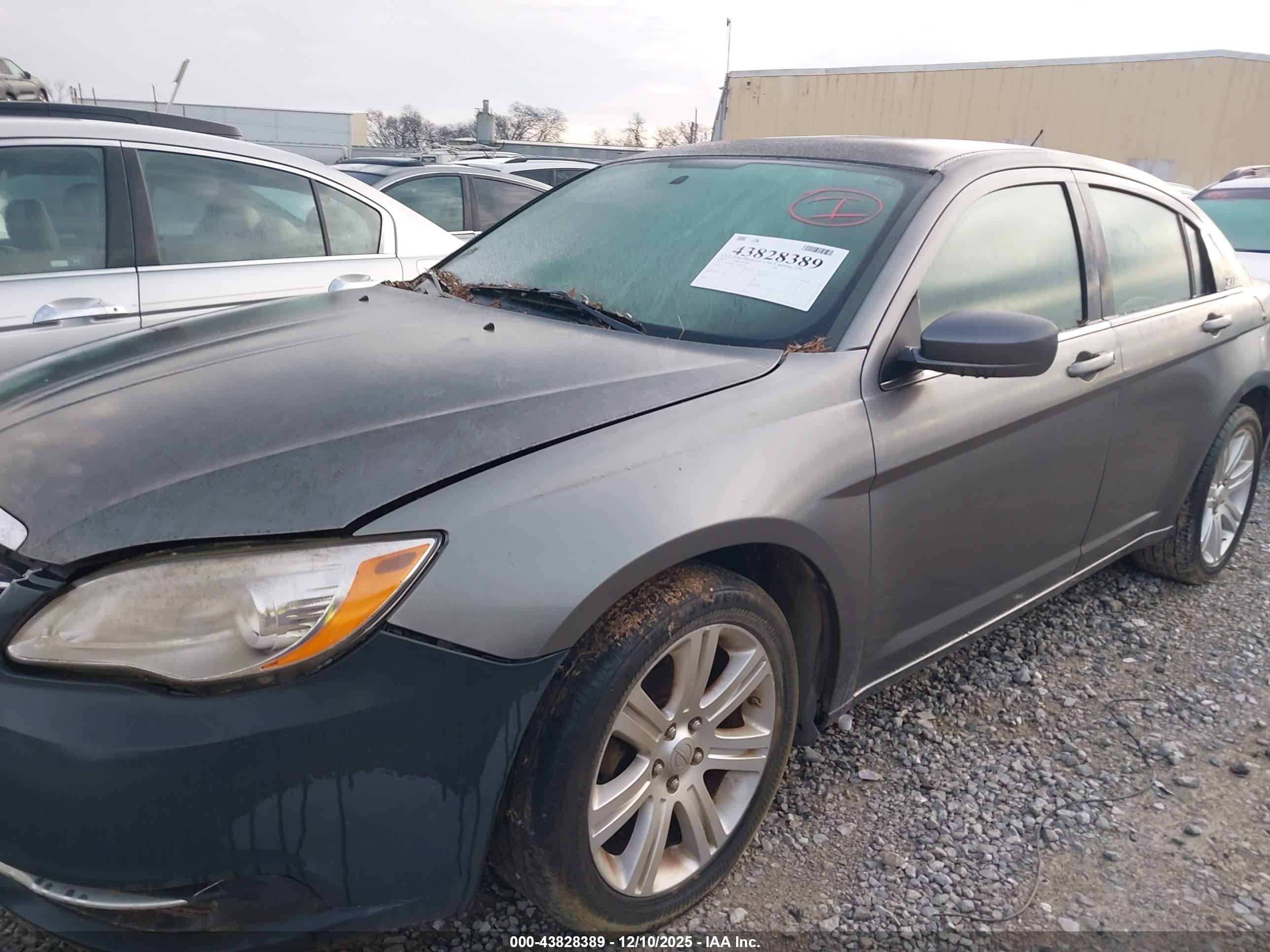 CHRYSLER 200 image 2