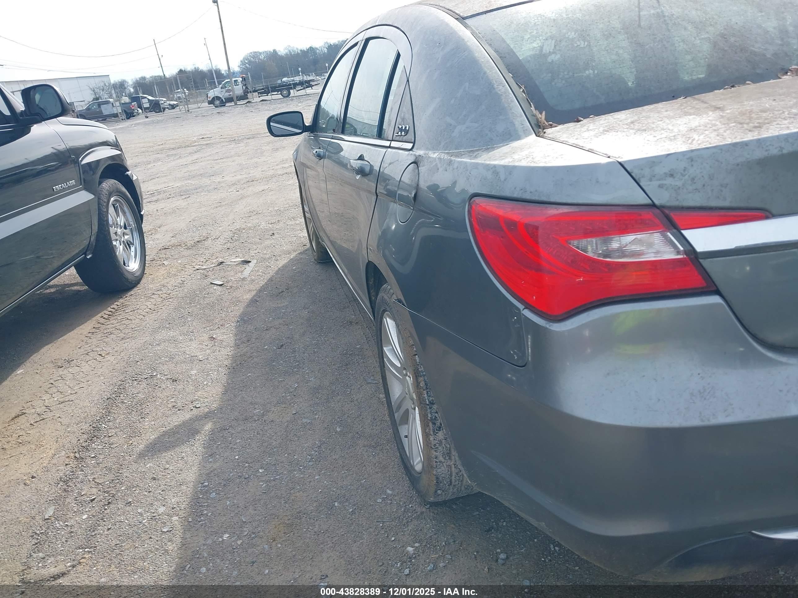 CHRYSLER 200 image 3