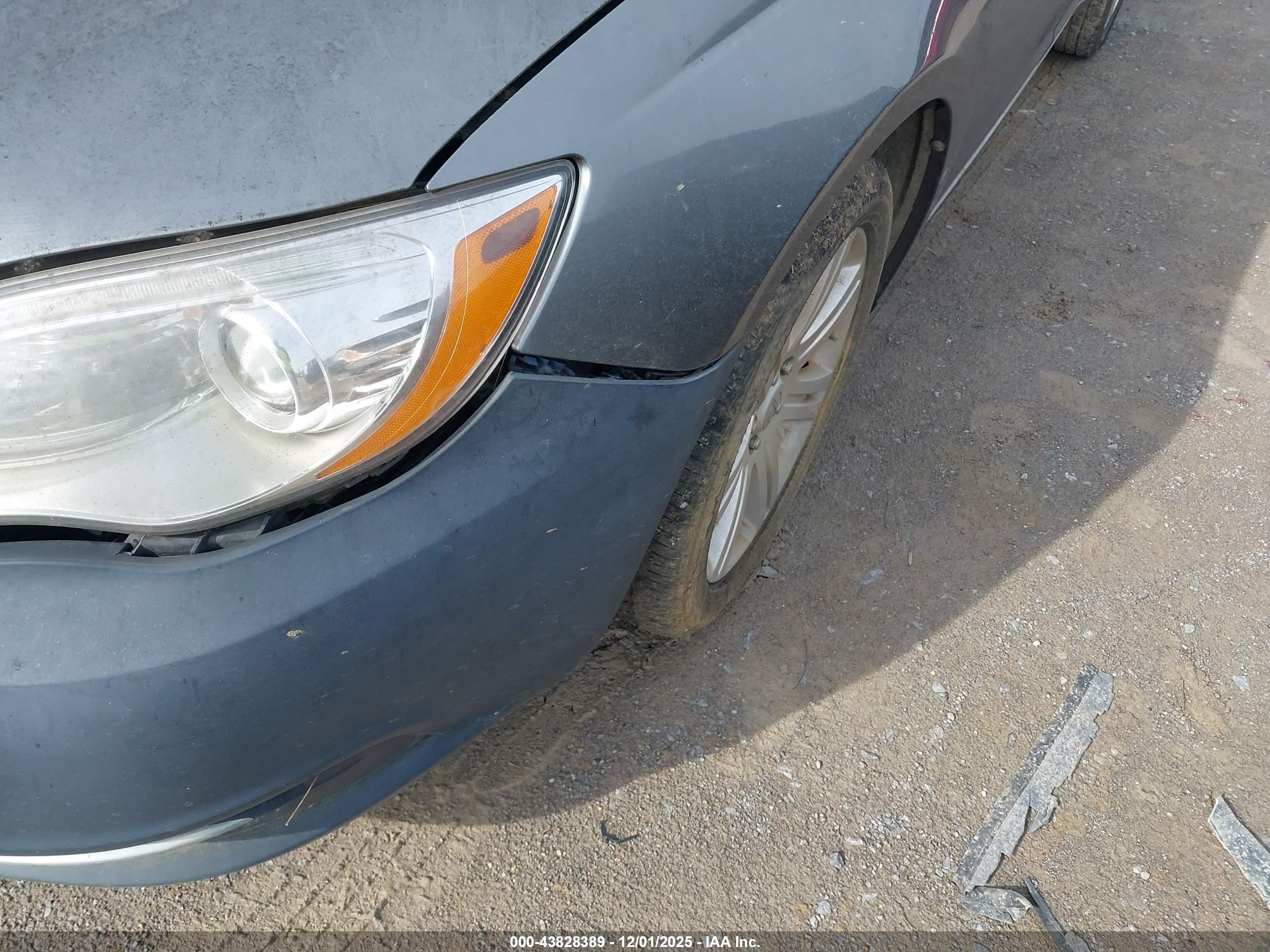 CHRYSLER 200 image 6