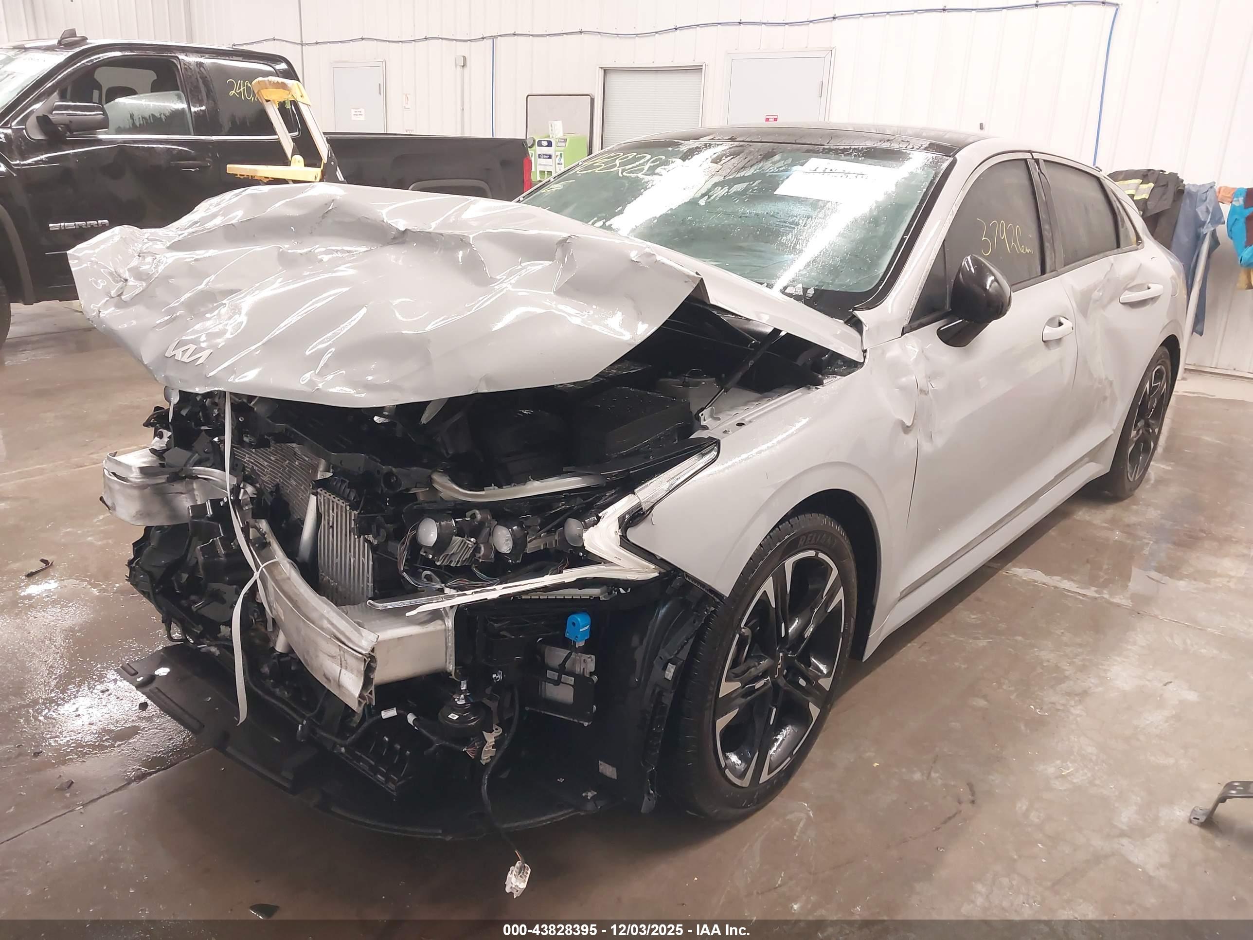 KIA K5 image 2