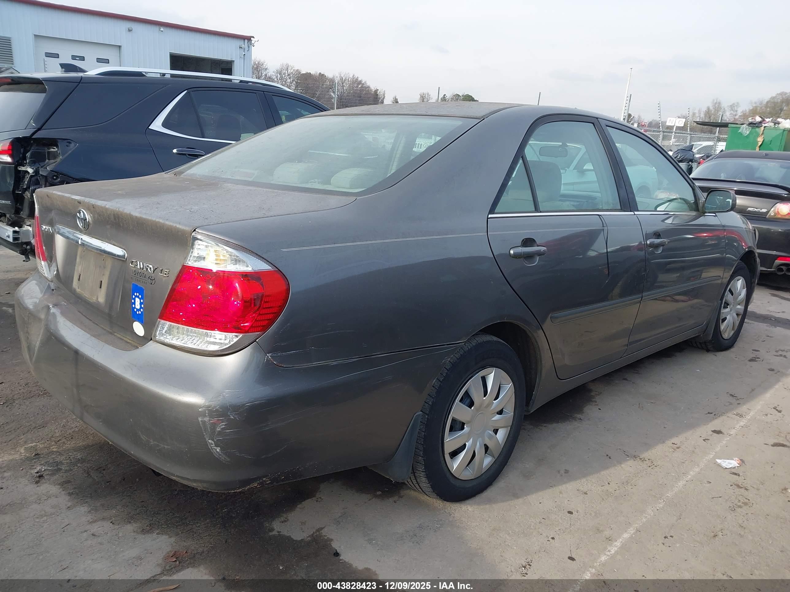 TOYOTA CAMRY image 4