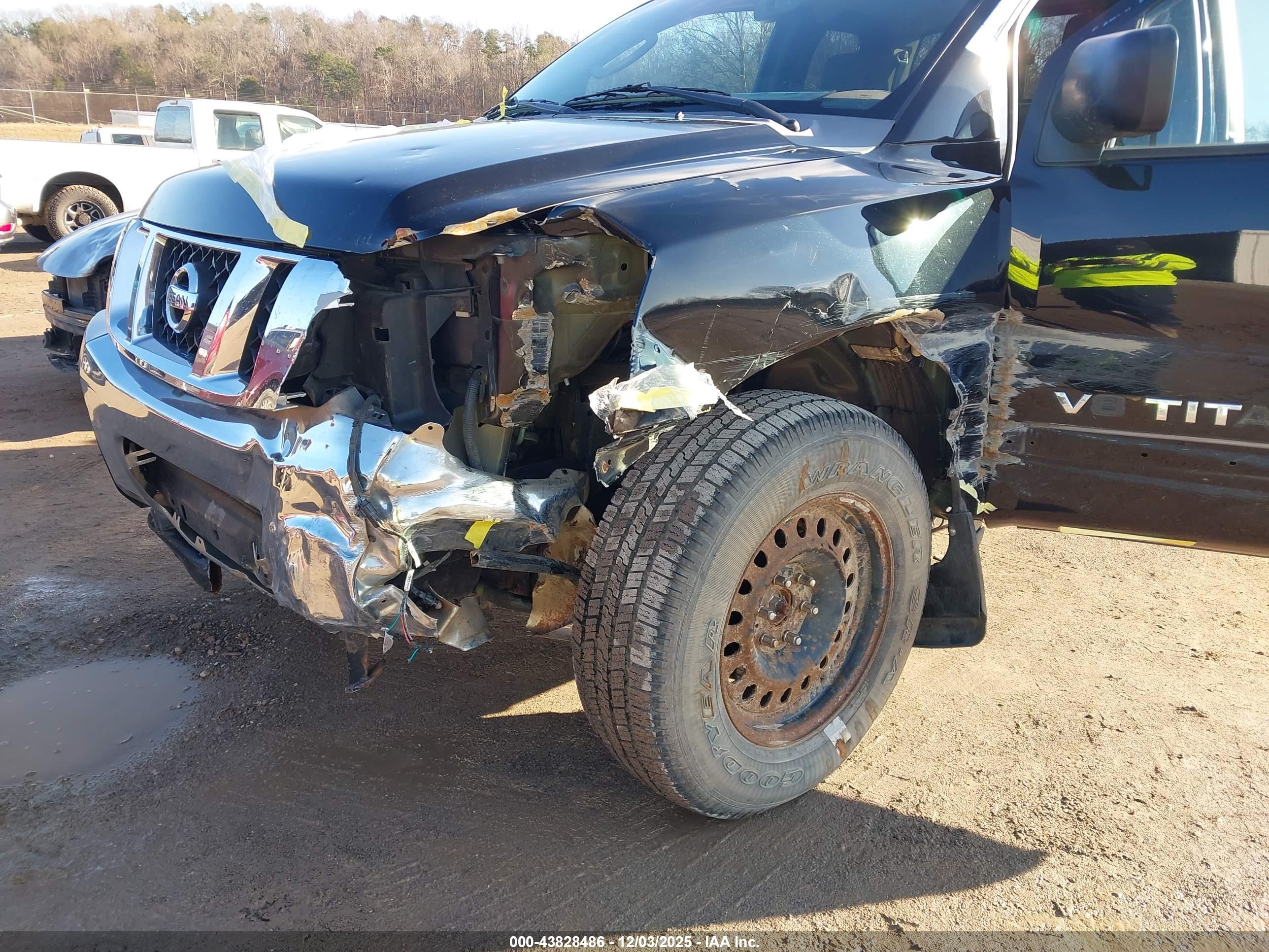 NISSAN TITAN image 6