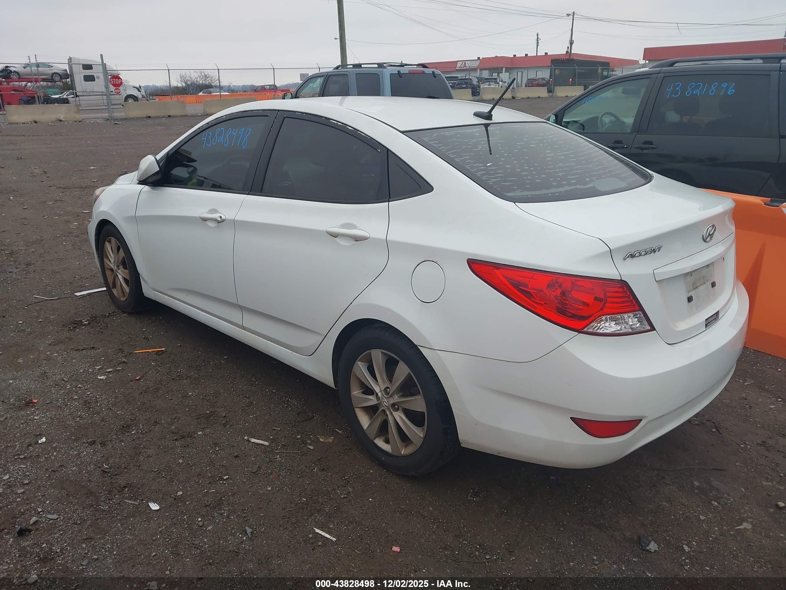 HYUNDAI ACCENT image 3