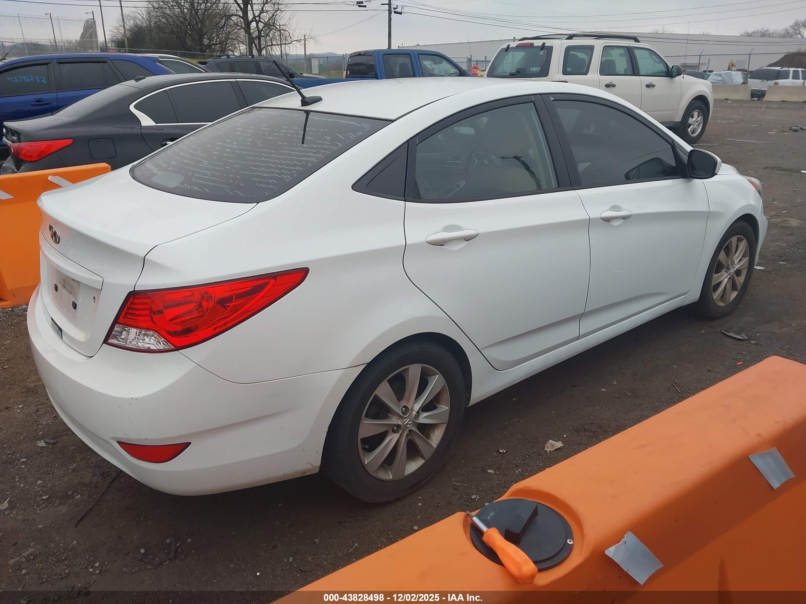 HYUNDAI ACCENT image 4