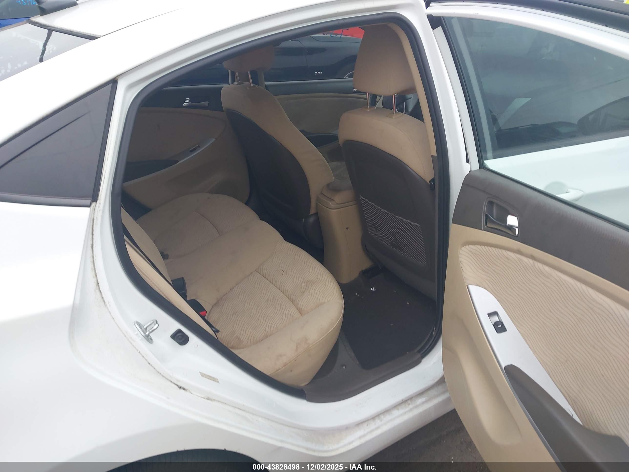 HYUNDAI ACCENT image 8