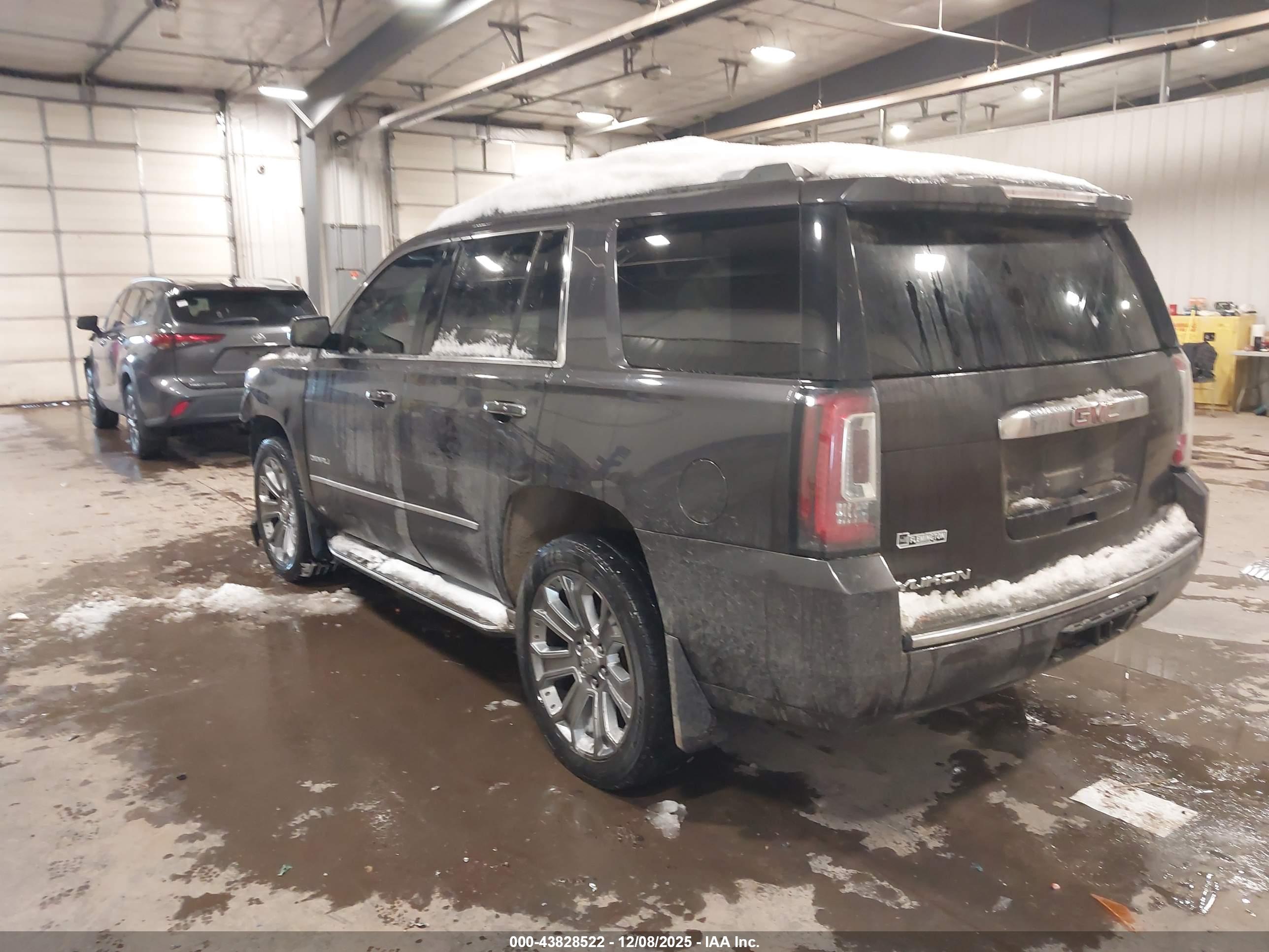 GMC YUKON image 3