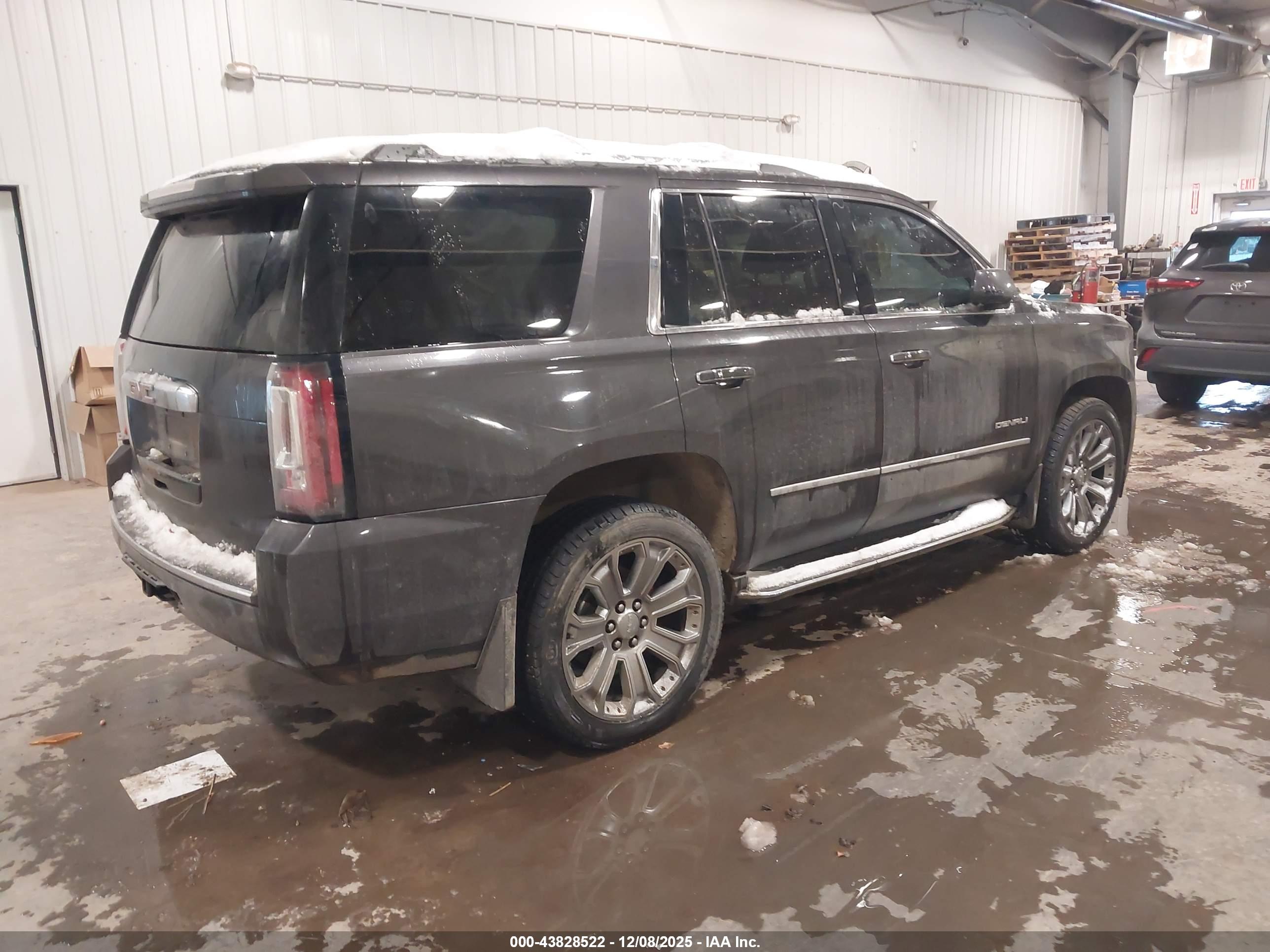 GMC YUKON image 4