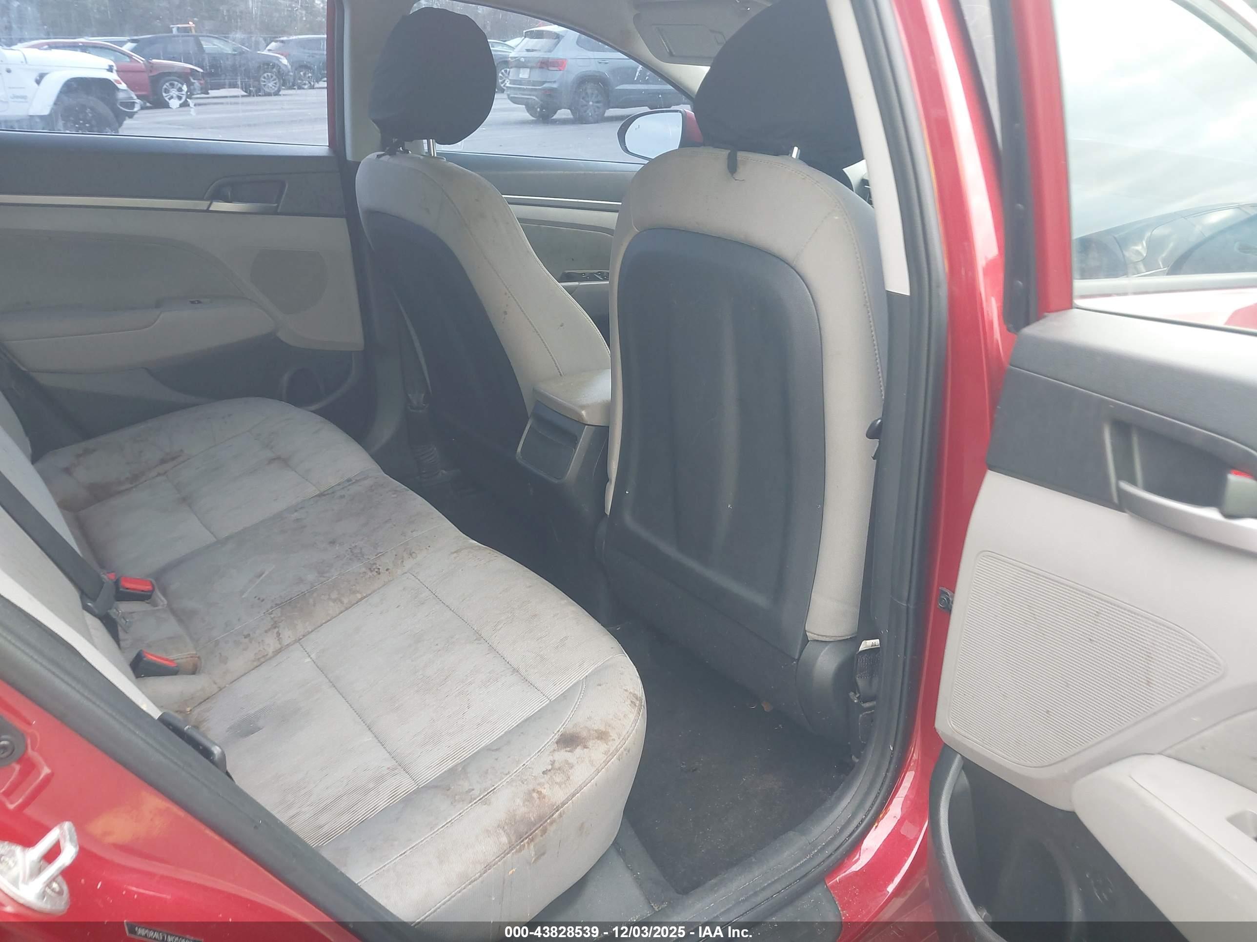 HYUNDAI ELANTRA image 8