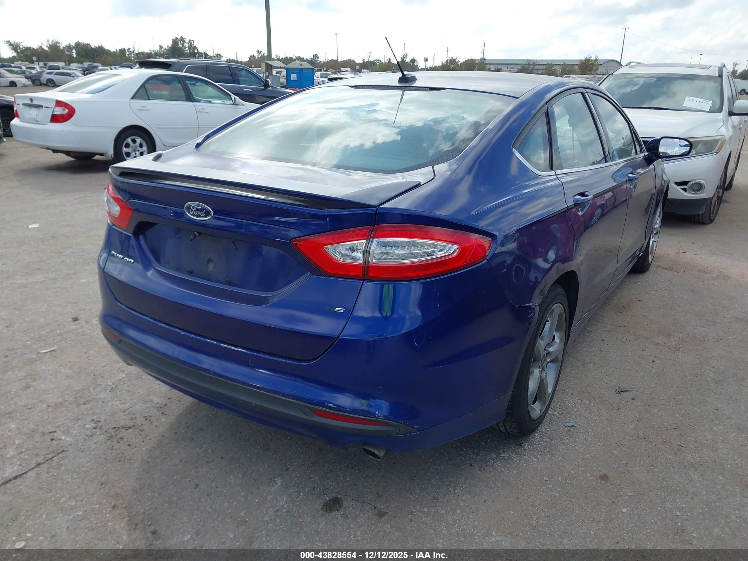 FORD FUSION image 4
