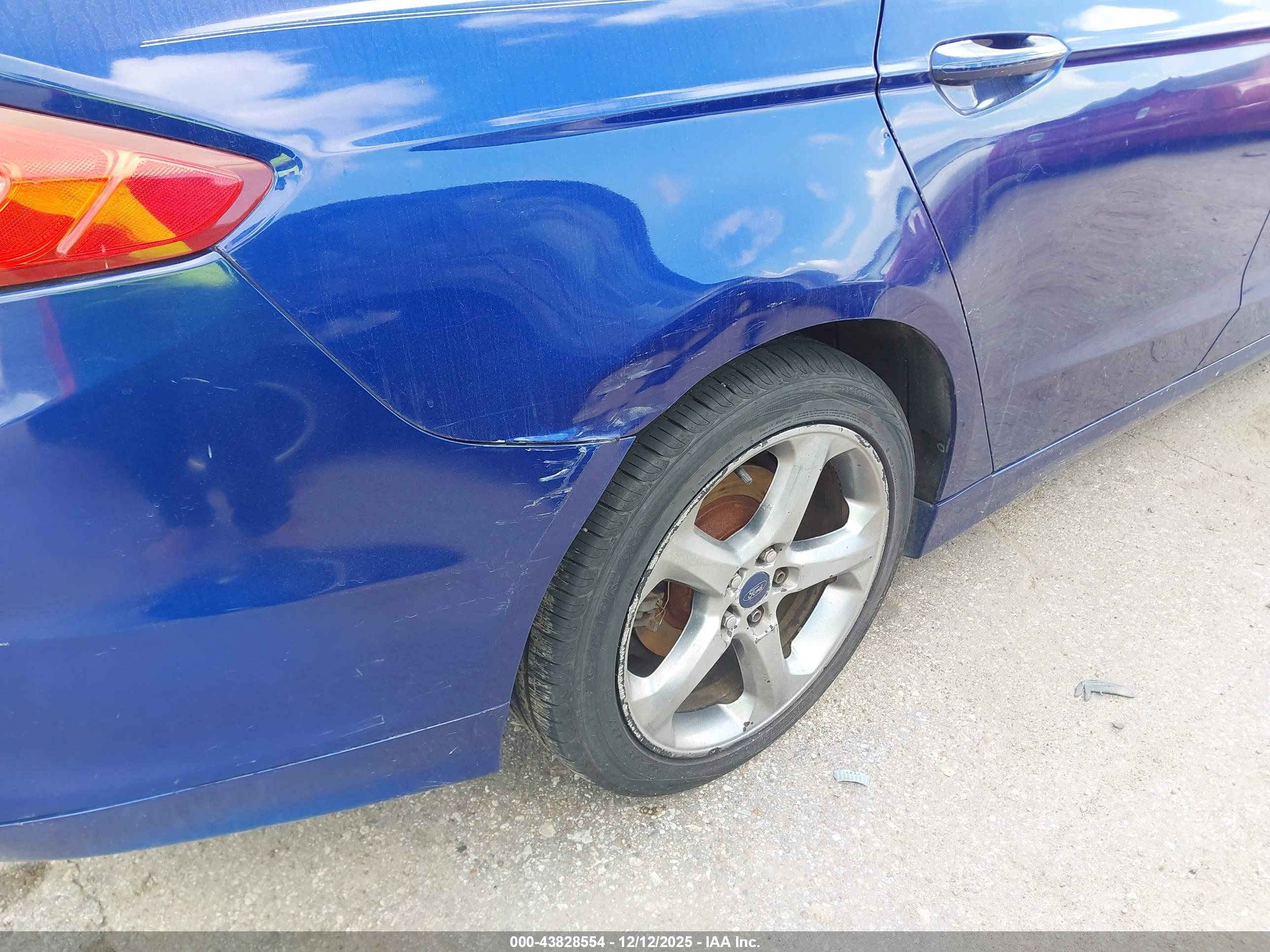 FORD FUSION image 6