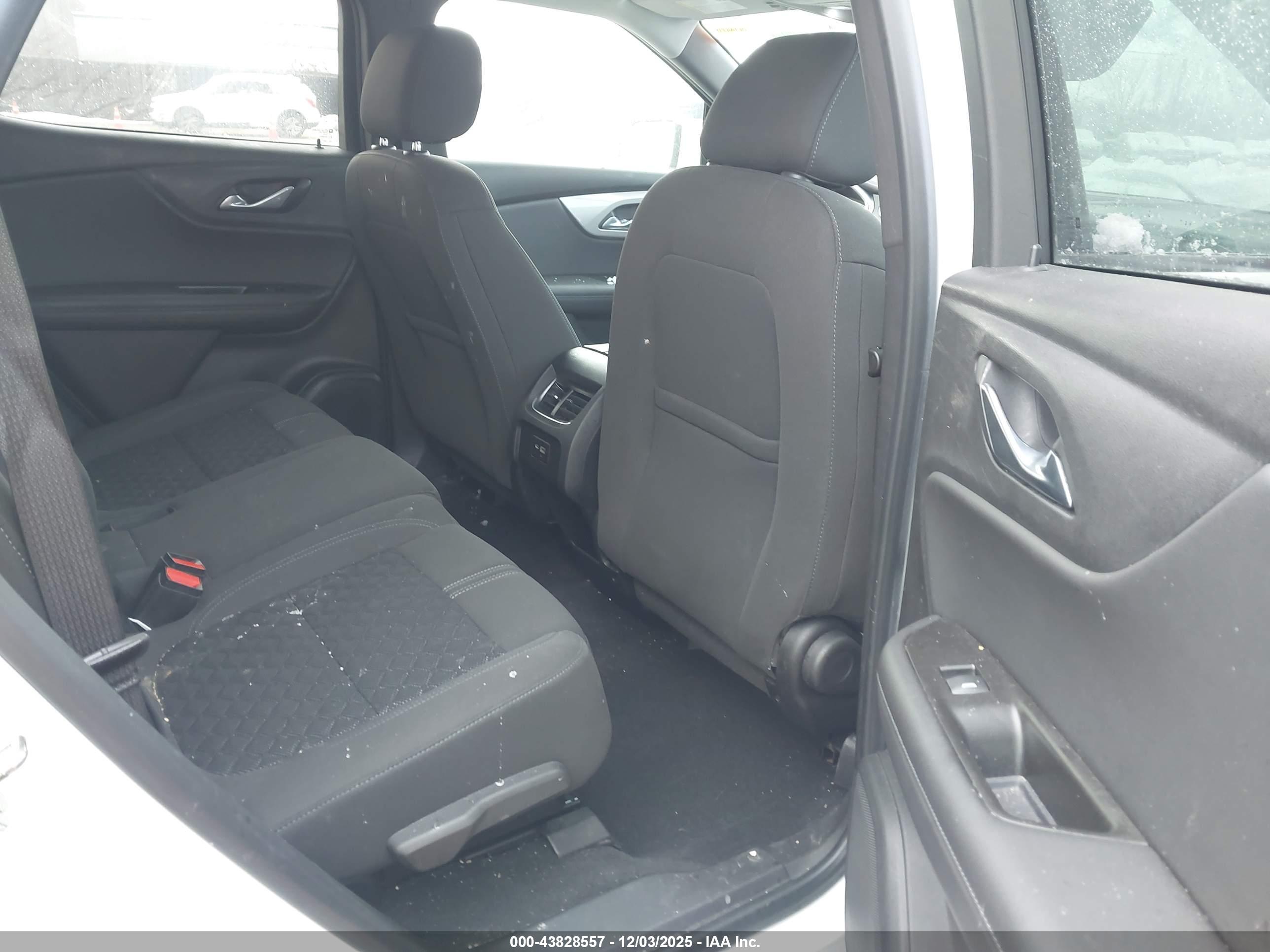 CHEVROLET BLAZER image 8