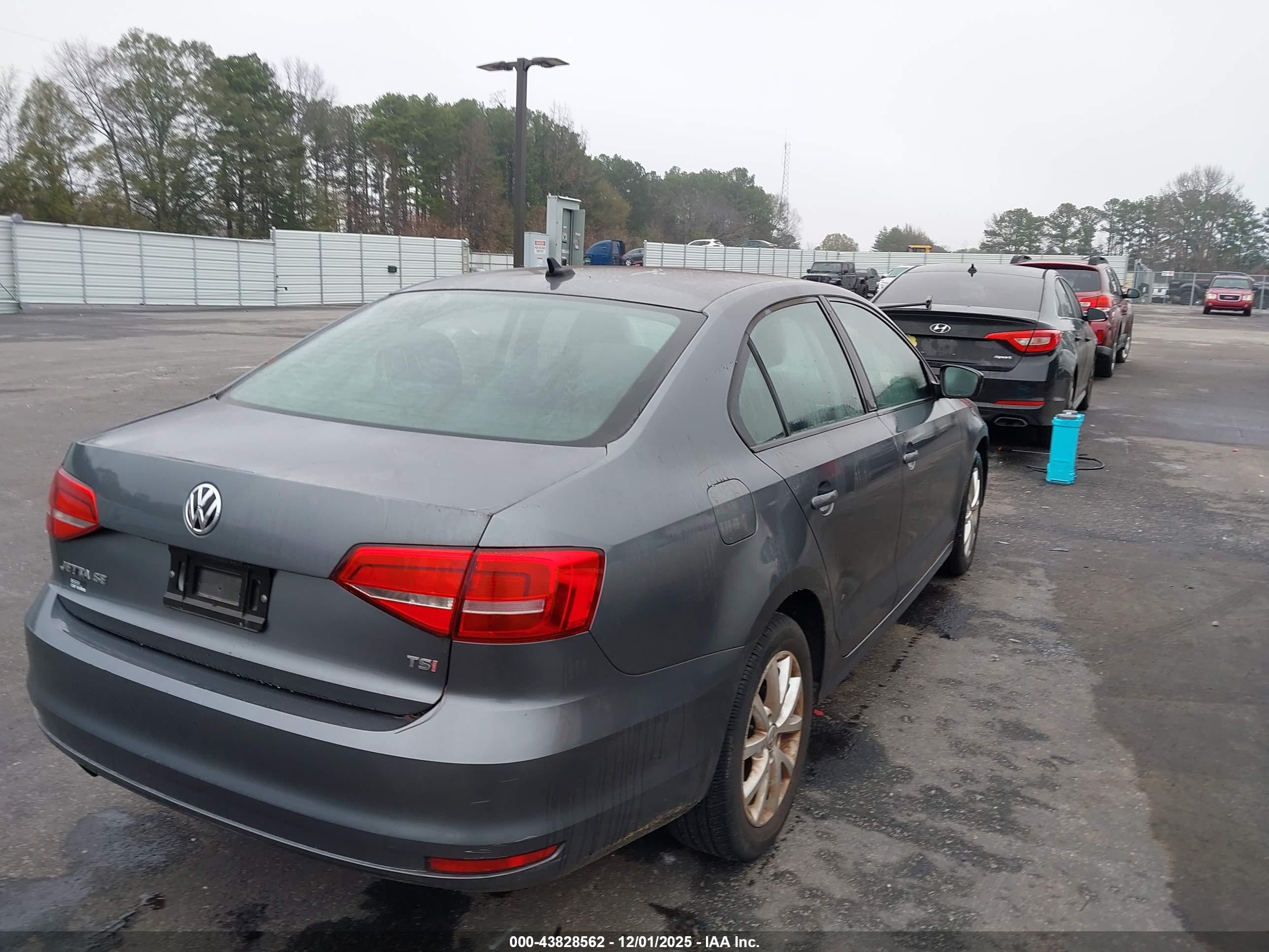 VOLKSWAGEN JETTA image 4