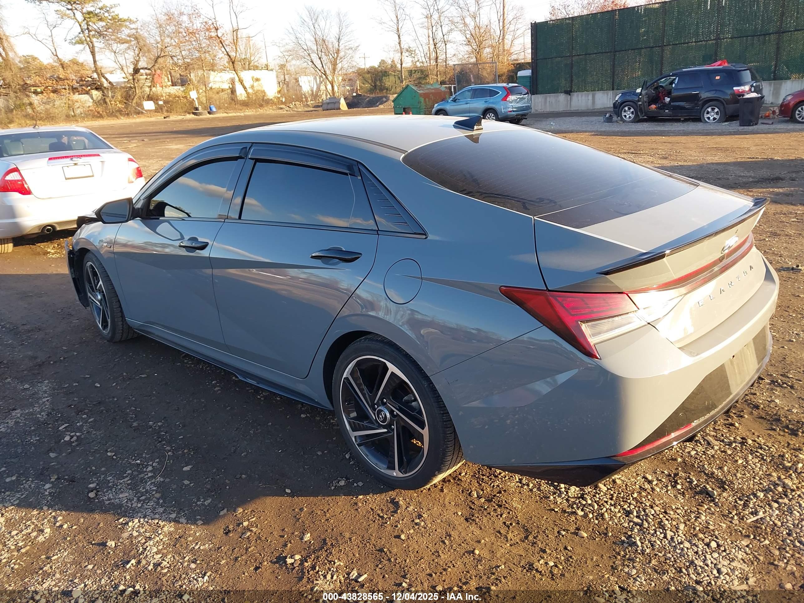 HYUNDAI ELANTRA image 3