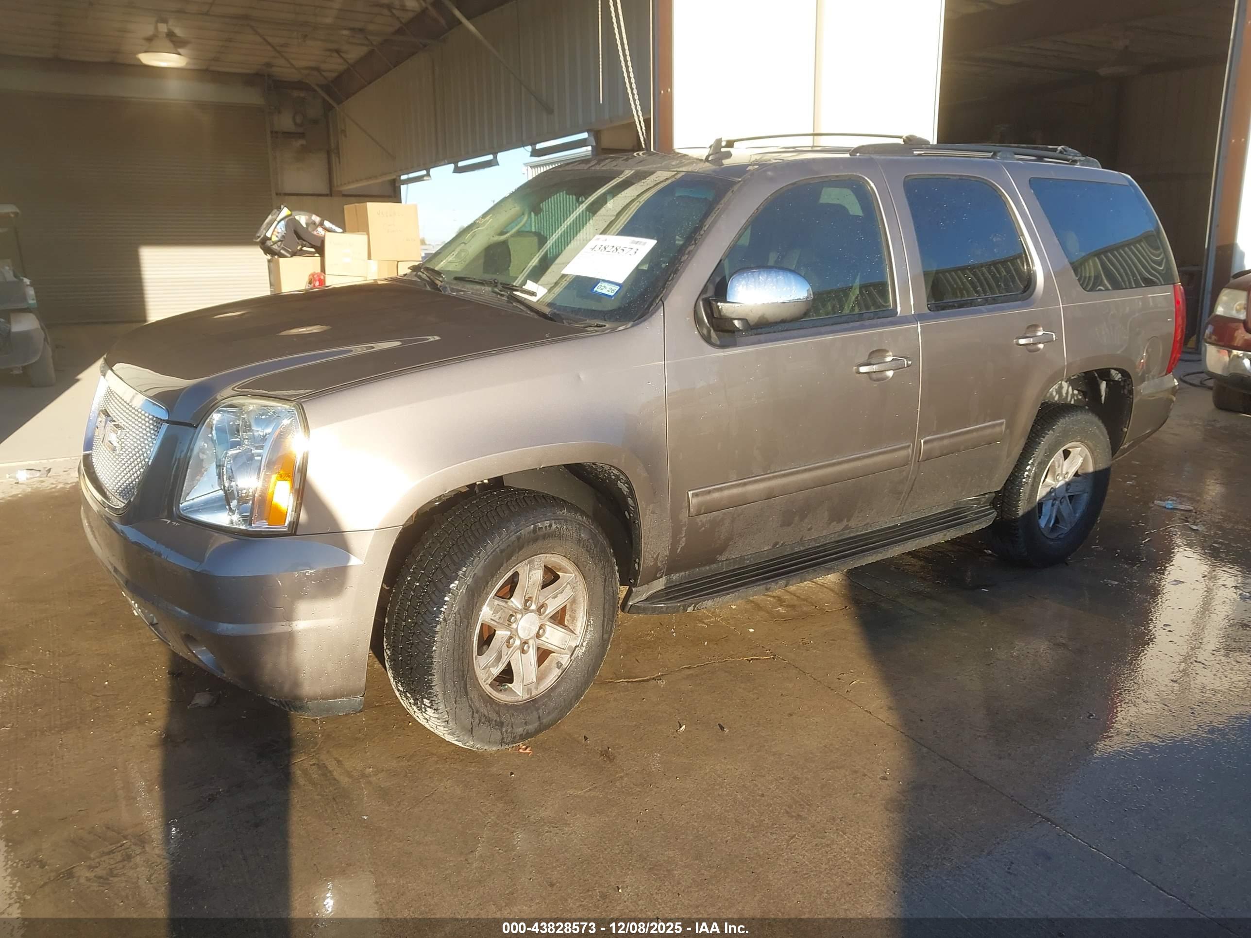 GMC YUKON image 2