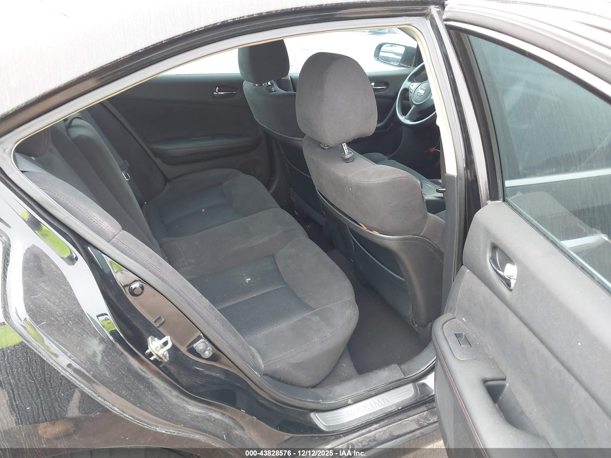 NISSAN MAXIMA image 8