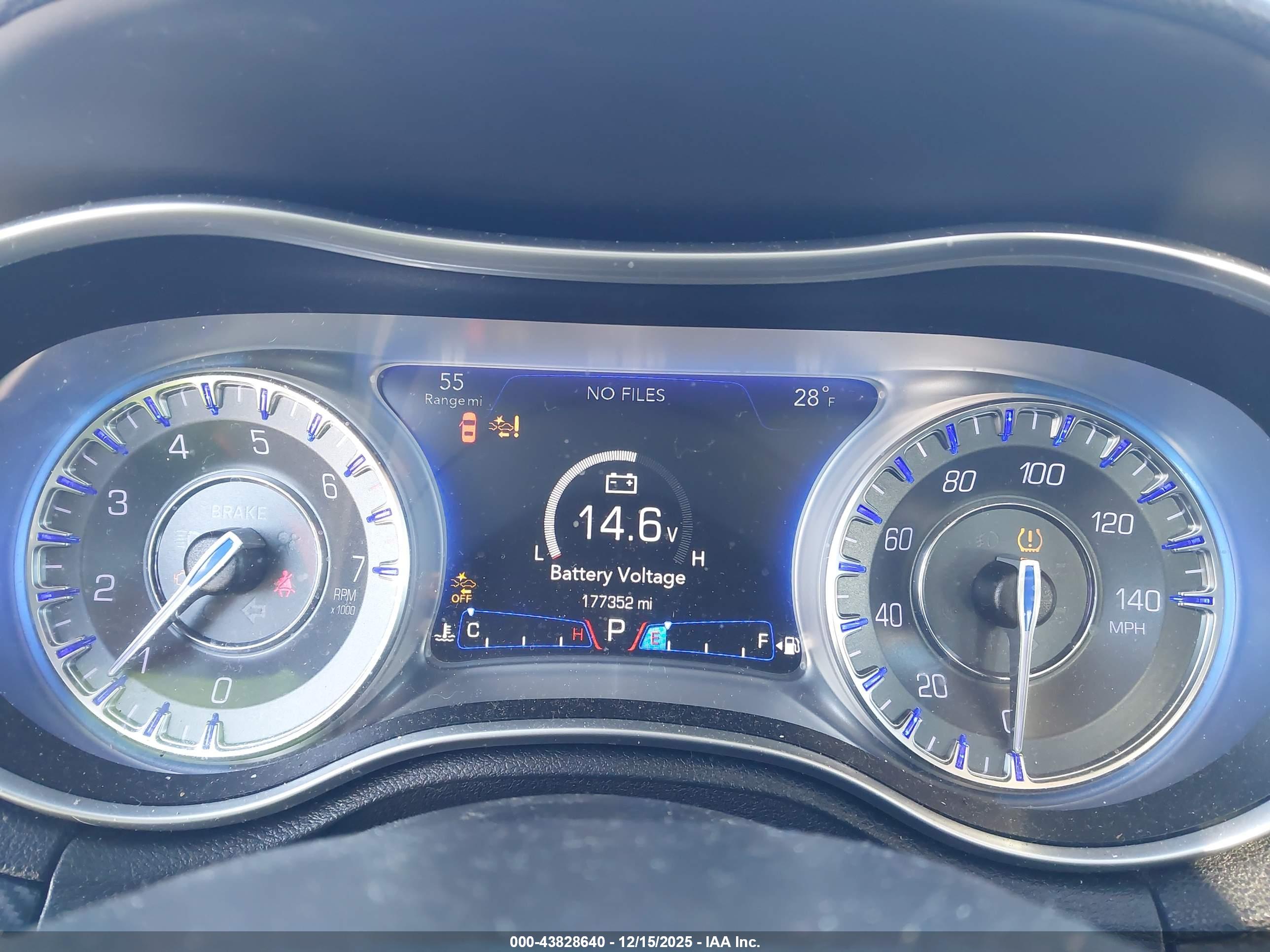 CHRYSLER 300 image 7