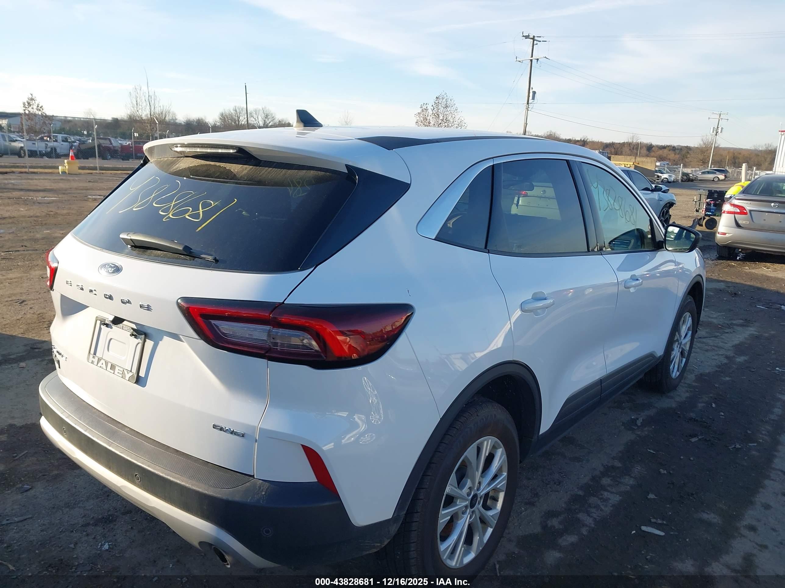 FORD ESCAPE image 4