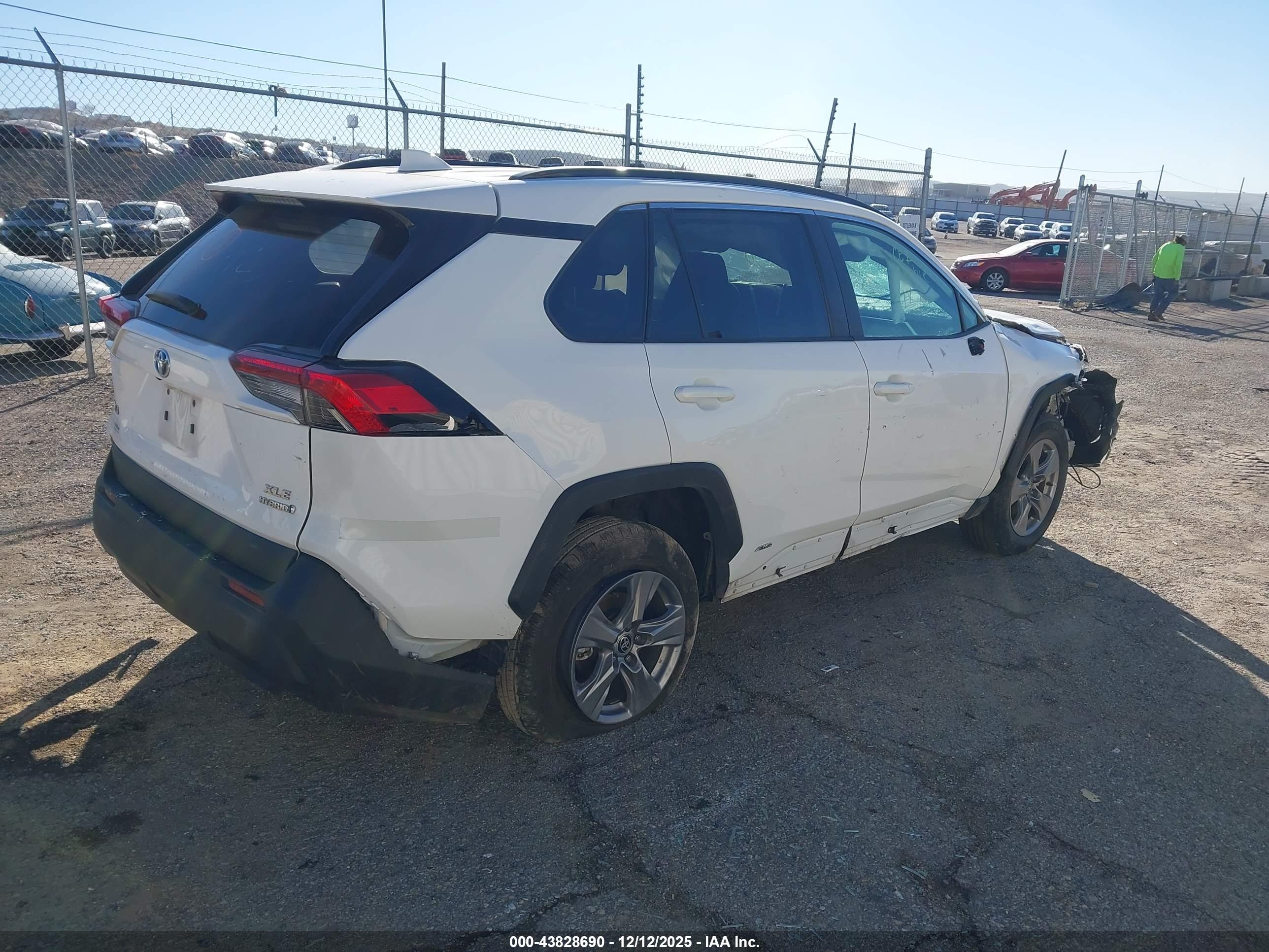 TOYOTA RAV4 image 4
